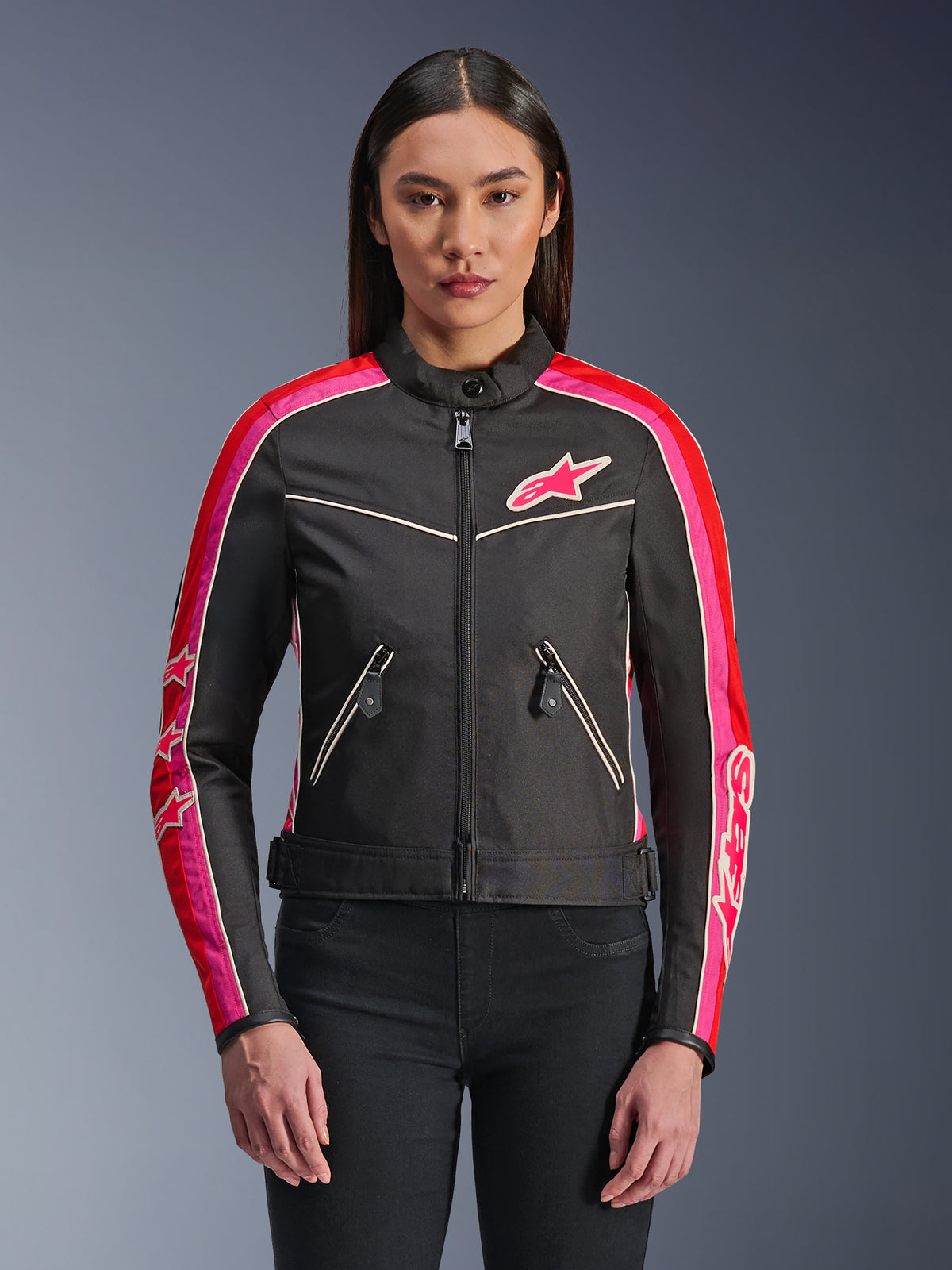 Alpinestars Stella T-Dyno WR Jacket, chaqueta de moto textil para mujer, negra con detalles en rojo brillante y fucsia, con franjas fucsias y logotipos de estrellas en las mangas y el pecho, bolsillos con cremallera y ajuste de motociclista de inspiración vintage