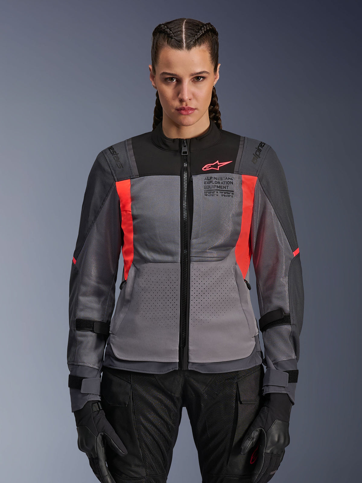 Alpinestars Stella ST-2 Air Jacket, chaqueta de moto para mujer, gris oscuro y coral flúor, modelo con chaqueta textil ventilada con paneles de malla, detalles en coral brillante y marca en el pecho, estilo de conducción adventure moderno