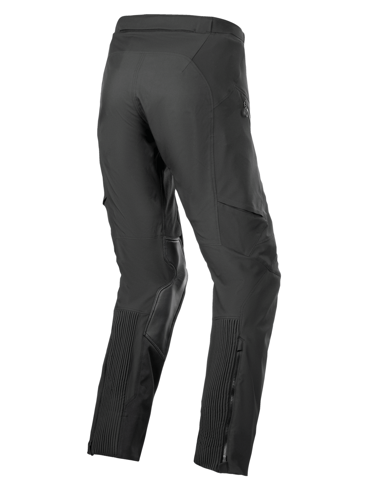 Alpinestars AMT-8 Stretch Drystar® XF Pants, pantalones de moto para turismo de aventura, negros, vista trasera de 3/4 con paneles elásticos de acordeón en las pantorrillas, refuerzos internos de cuero de cabra en las rodillas y apertura de pierna con cremallera.