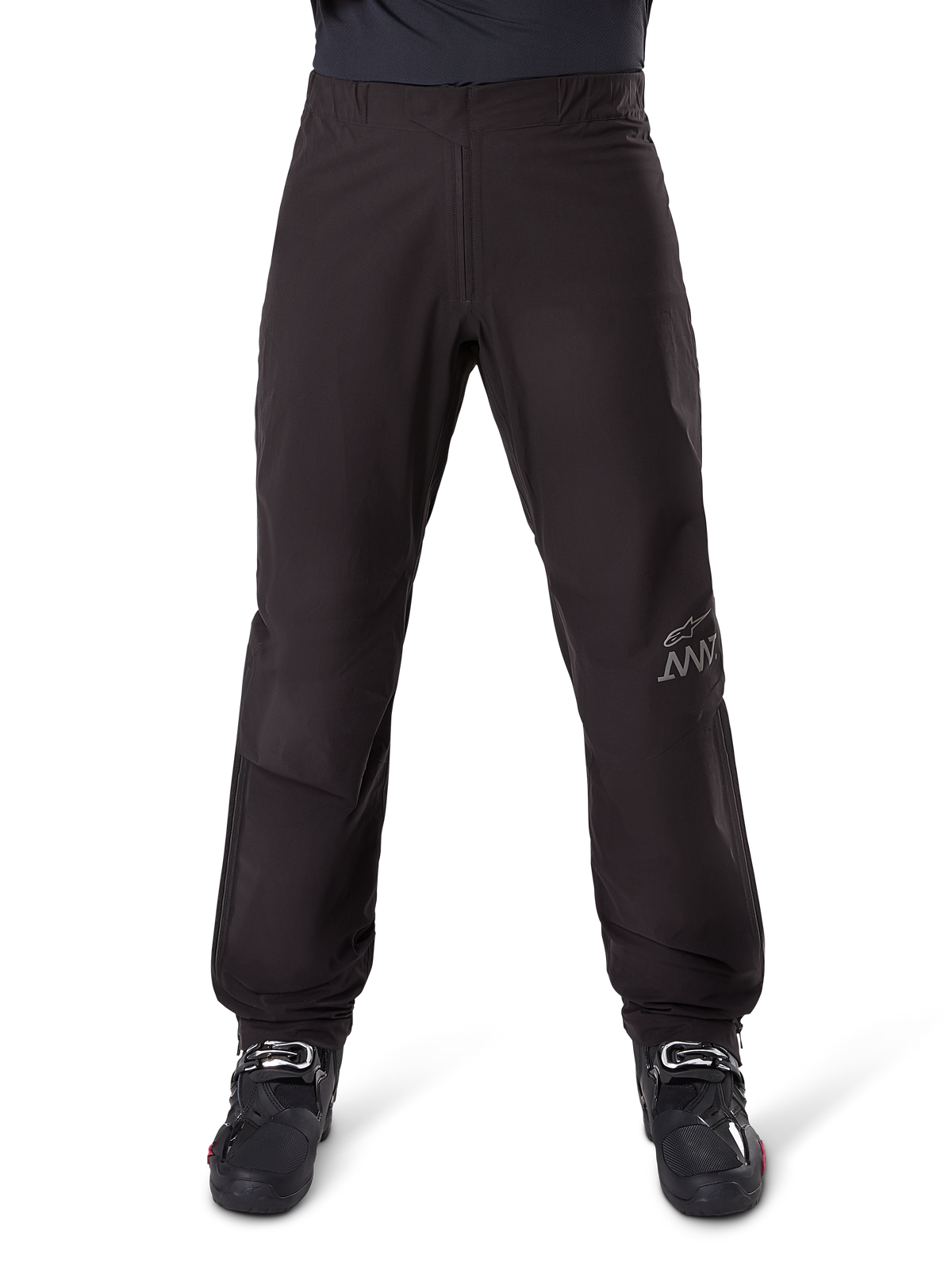 Alpinestars Amt 8 Stretch Drystar® XF Pant Liner, forro de pantalón negro, capa impermeable y cortavientos estilizada, con el logotipo AMT en la pierna, mostrado con botas de motociclismo negras, diseño ergonómico para adventure touring