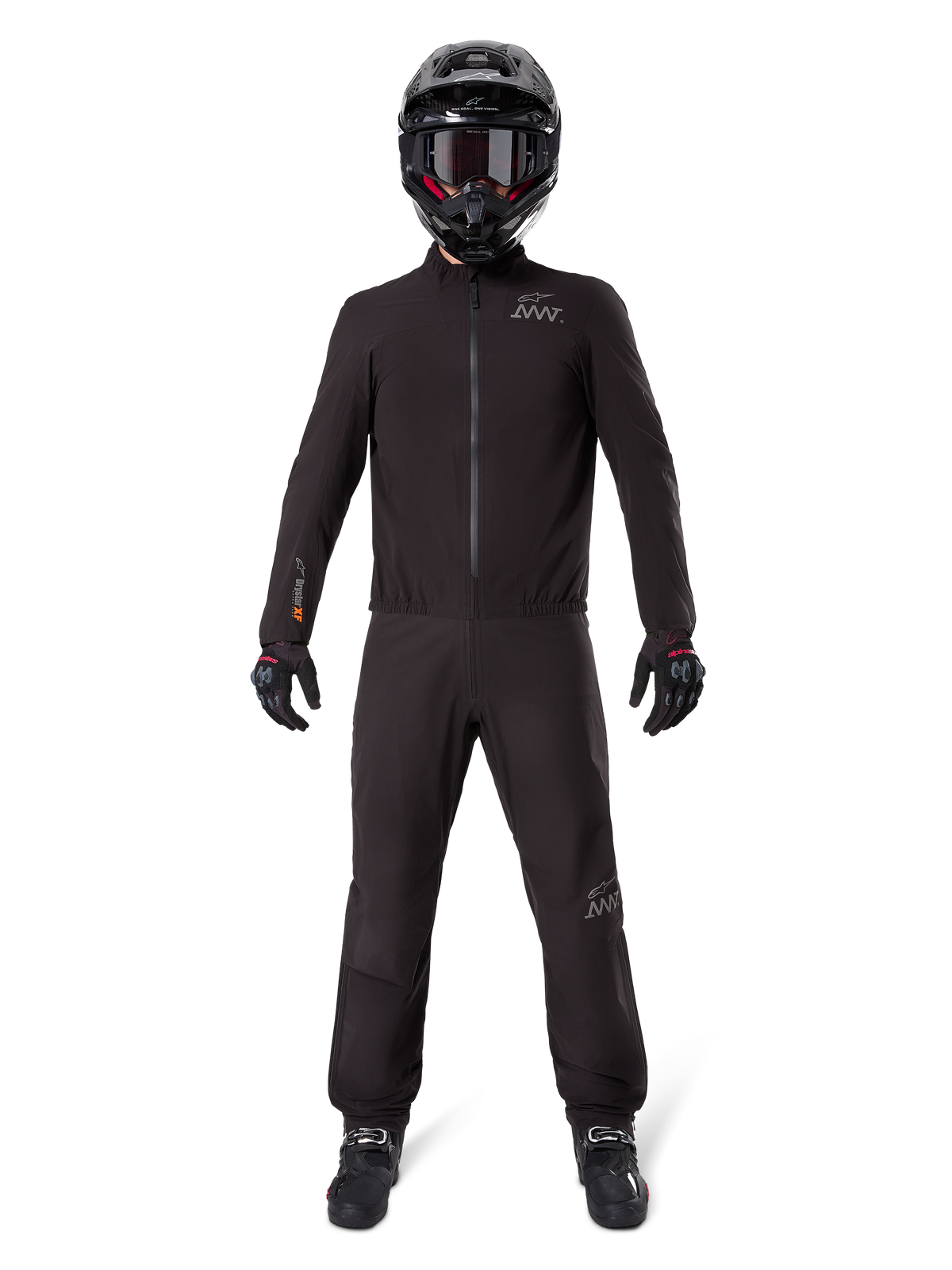 Piloto de motocicleta con forro de pantalón Alpinestars AMT-8 Stretch Drystar® XF y chaqueta a juego, equipamiento técnico negro impermeable y cortavientos, con casco, guantes y botas negros, diseño estilizado para touring de aventura.