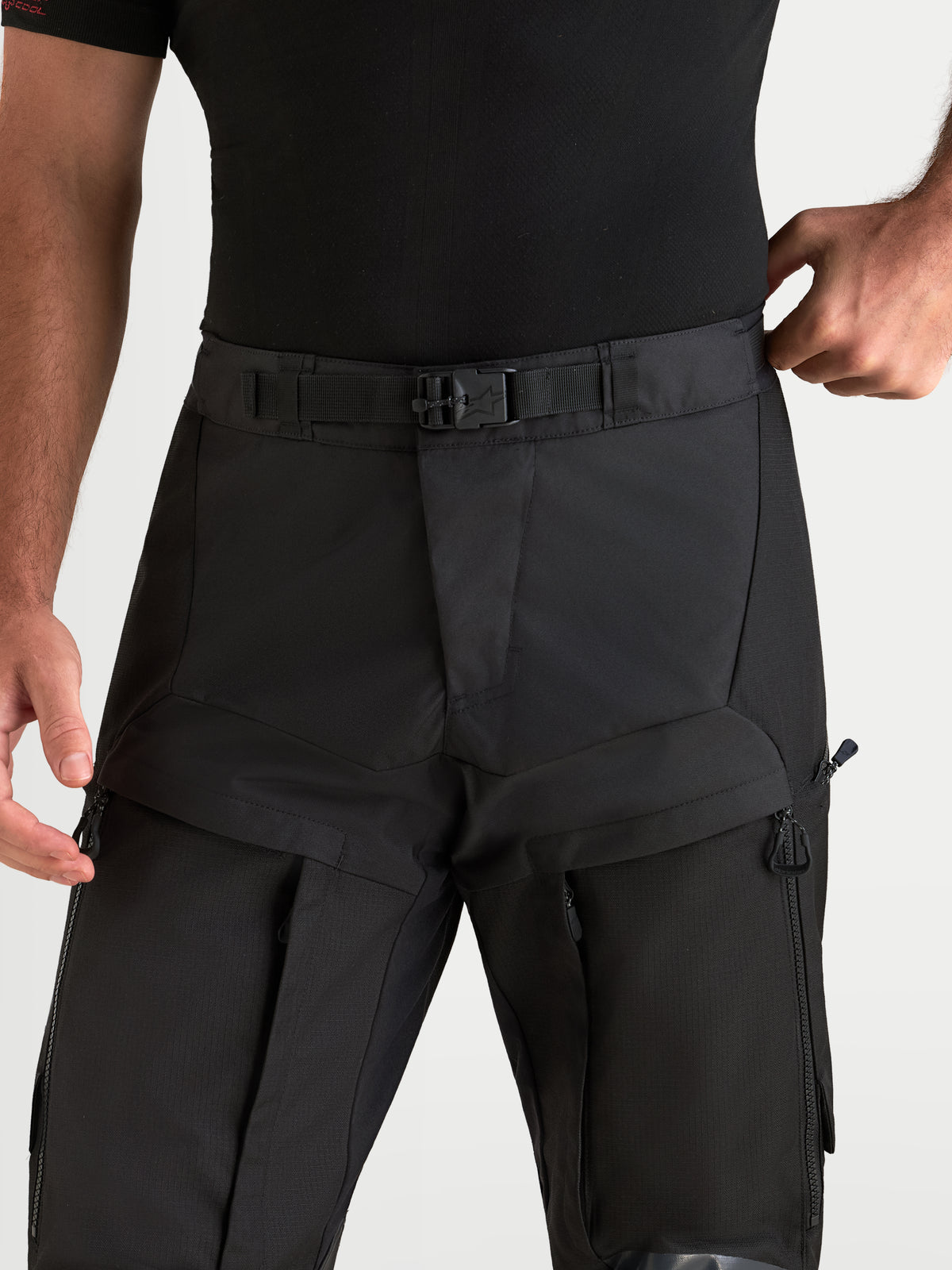 Alpinestars Harok V 2 Drystar Pantalones, pantalones de moto de aventura para hombre, negros, con cinturón ajustable y hebilla magnética en primer plano