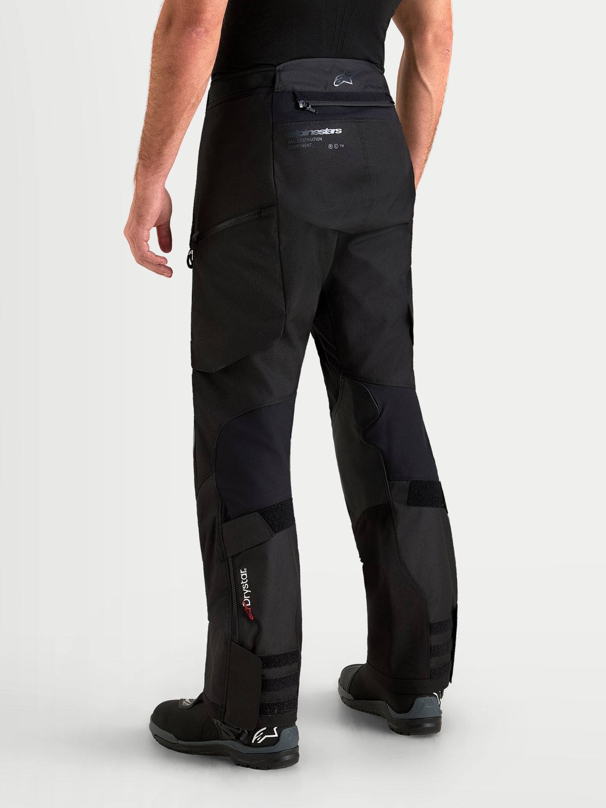 Alpinestars Harok V2 Drystar, pantalones de moto de aventura para hombre, negros, vista trasera con construcción de ripstop duradera, branding Drystar en la pantorrilla y diseño over-the-boot