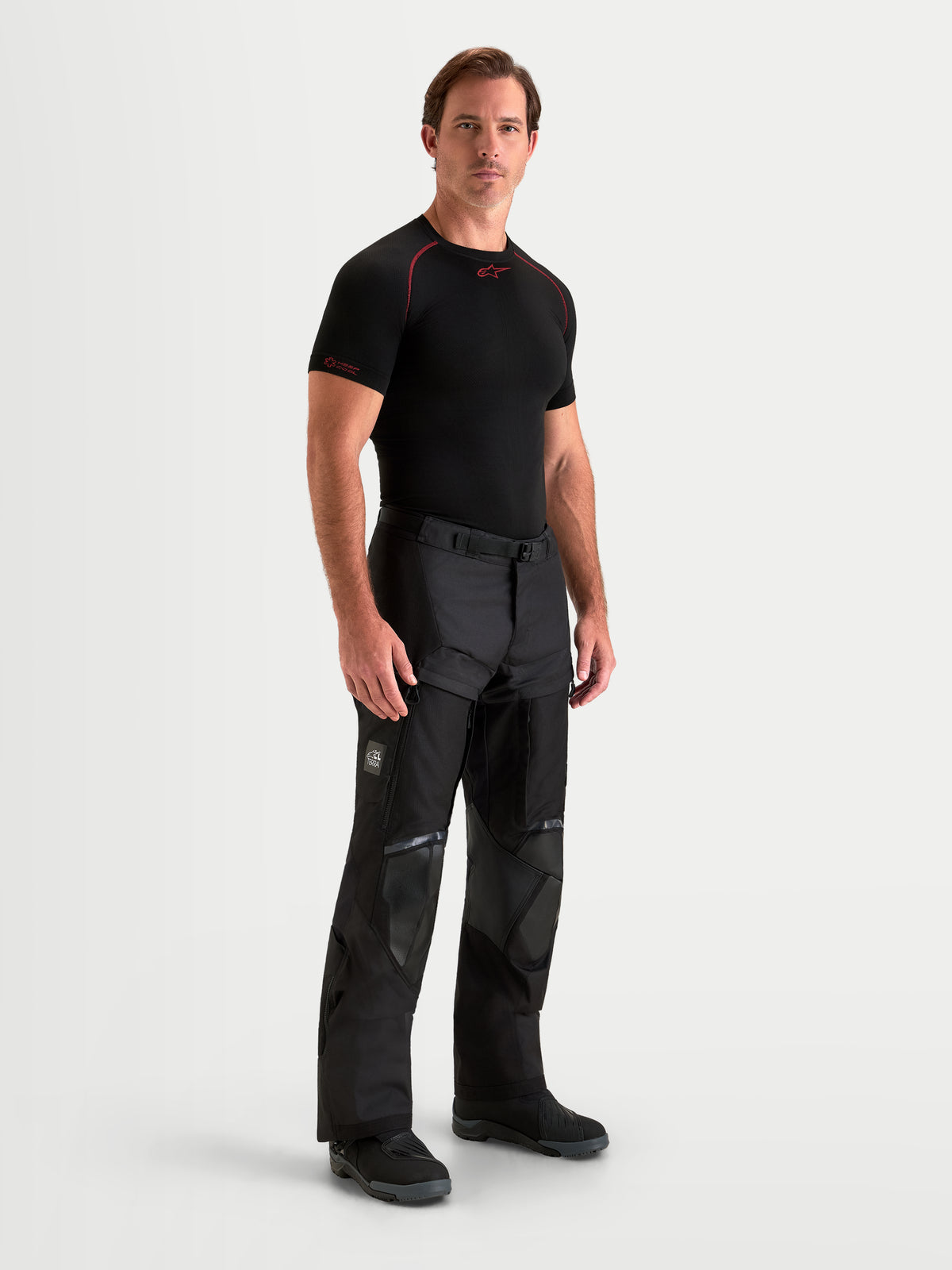 Alpinestars Harok V2 Drystar, pantalones de moto de aventura para hombre en negro, con construcción de ripstop resistente y ventilación en los muslos, puestos en modelo masculino