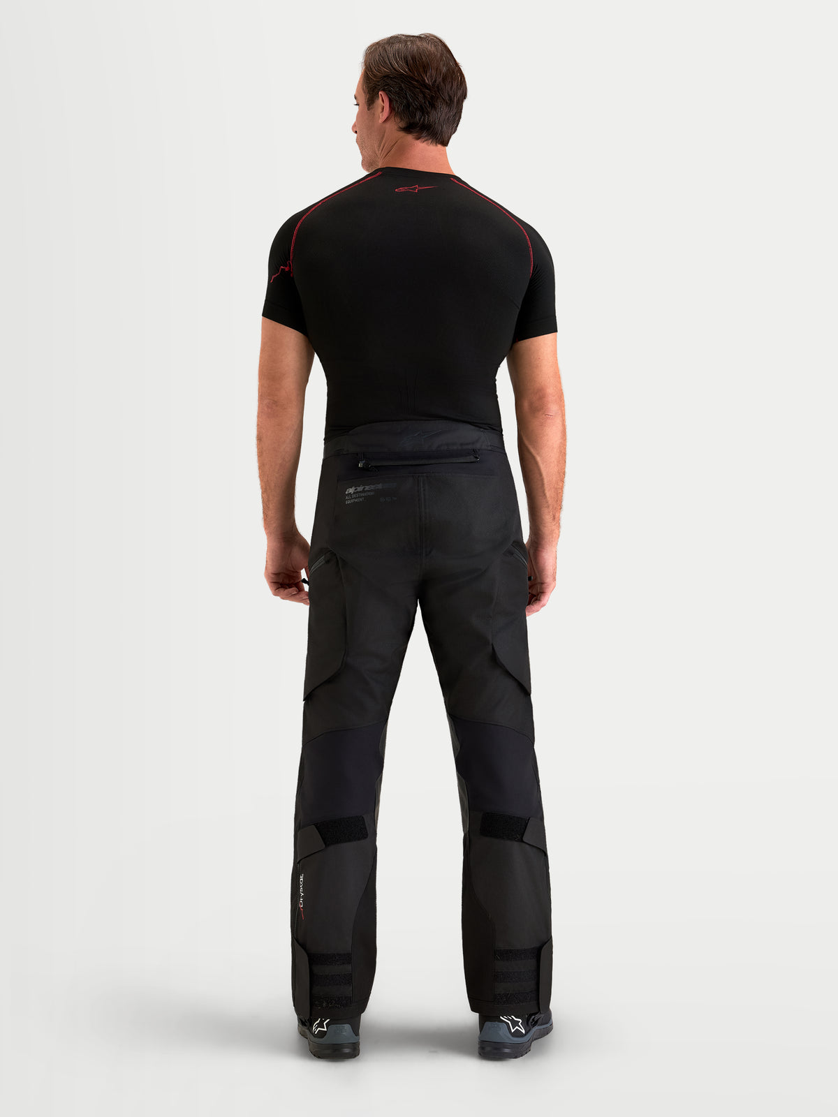 Alpinestars Harok V2 Drystar Pantalones, pantalones de moto para aventura, negros de tejido textil con construcción ripstop, vista trasera en modelo.