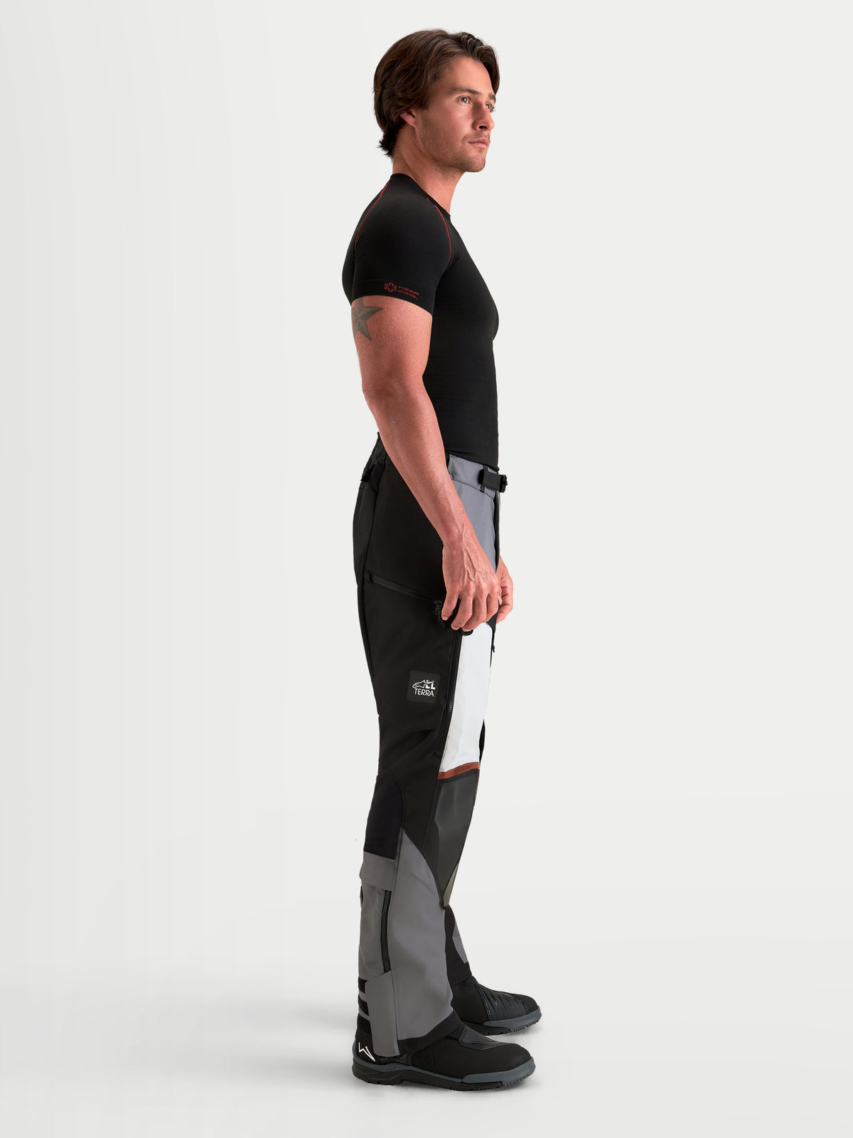 Alpinestars Harok V2 Drystar, pantalones de moto de aventura para hombre, gris oscuro, gris hielo y negro, con un modelo vistiendo la prenda