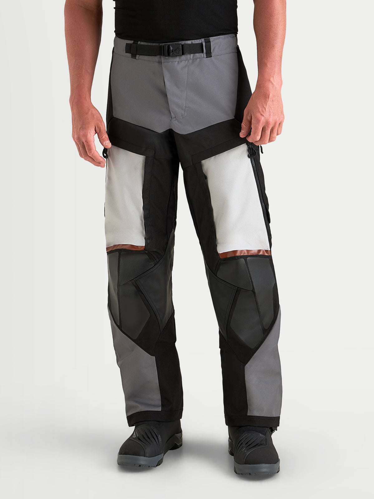 Harok V 2 Drystar Pantalones Alpinestars, pantalones de moto adventure para hombre, gris oscuro, gris hielo y negro, con ventilación directa en los muslos, vista frontal en modelo