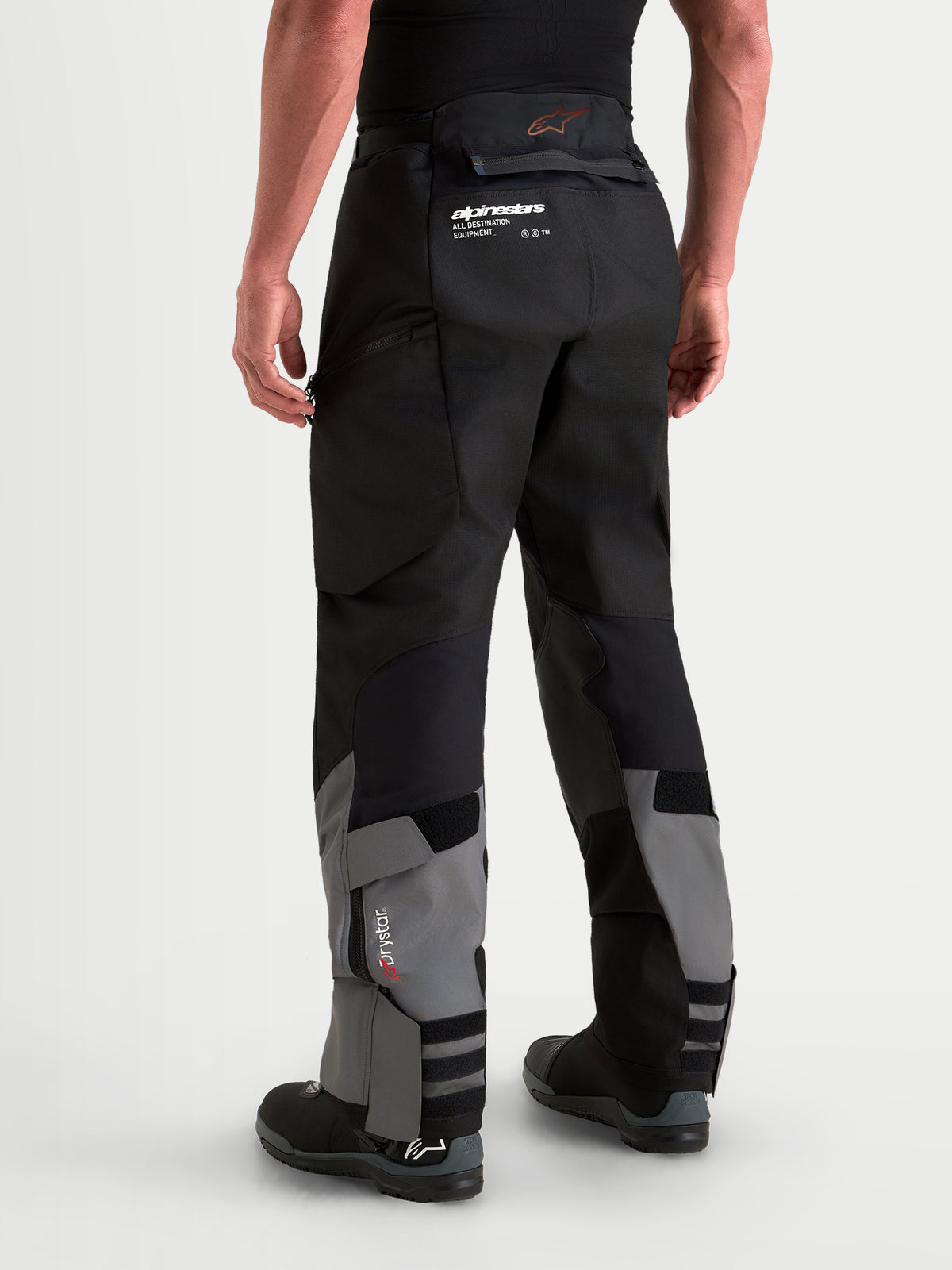 Pantalones de aventura Alpinestars Harok V2 Drystar para hombre, color gris oscuro y negro, construcción ripstop, membrana Drystar impermeable y diseño sobre las botas, vista trasera en modelo