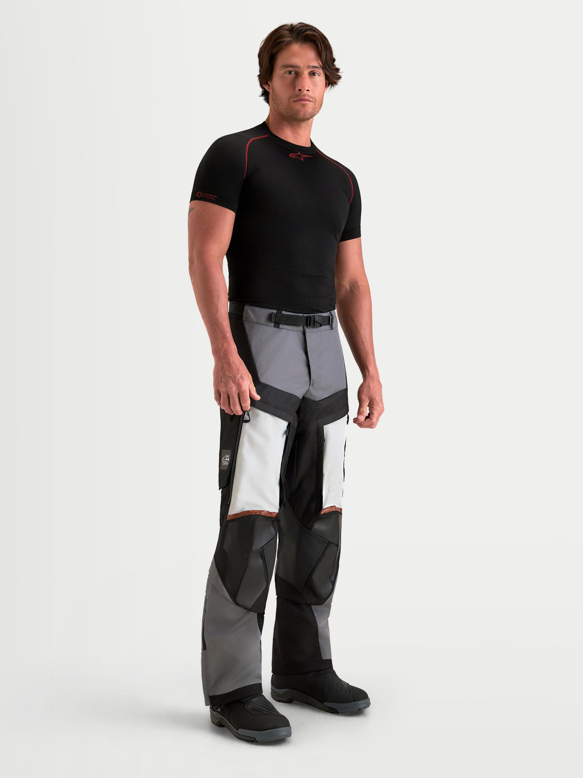 Alpinestars Harok V 2 Drystar pantalones de moto de aventura para hombre, gris oscuro, gris hielo y negro, vista frontal en modelo