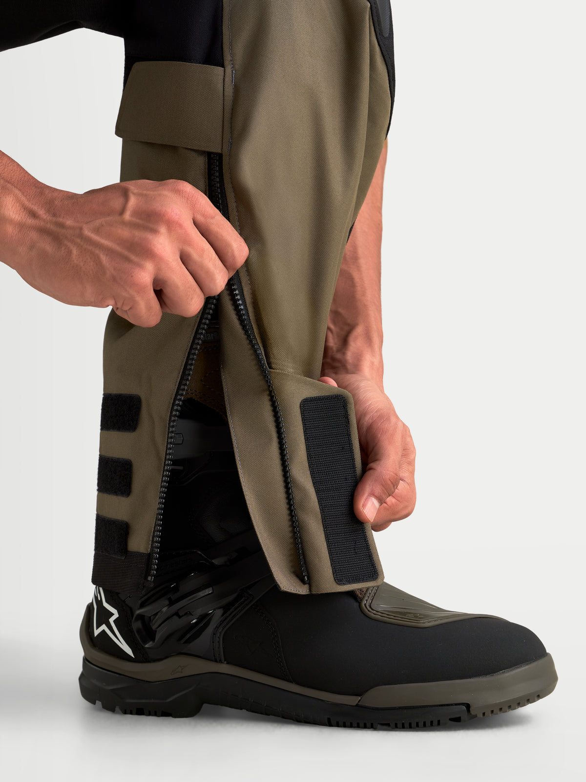 Alpinestars Harok V2 Drystar pantalones de moto de aventura, aluminio, marrón y negro, detalle de la cremallera inferior sobre la bota