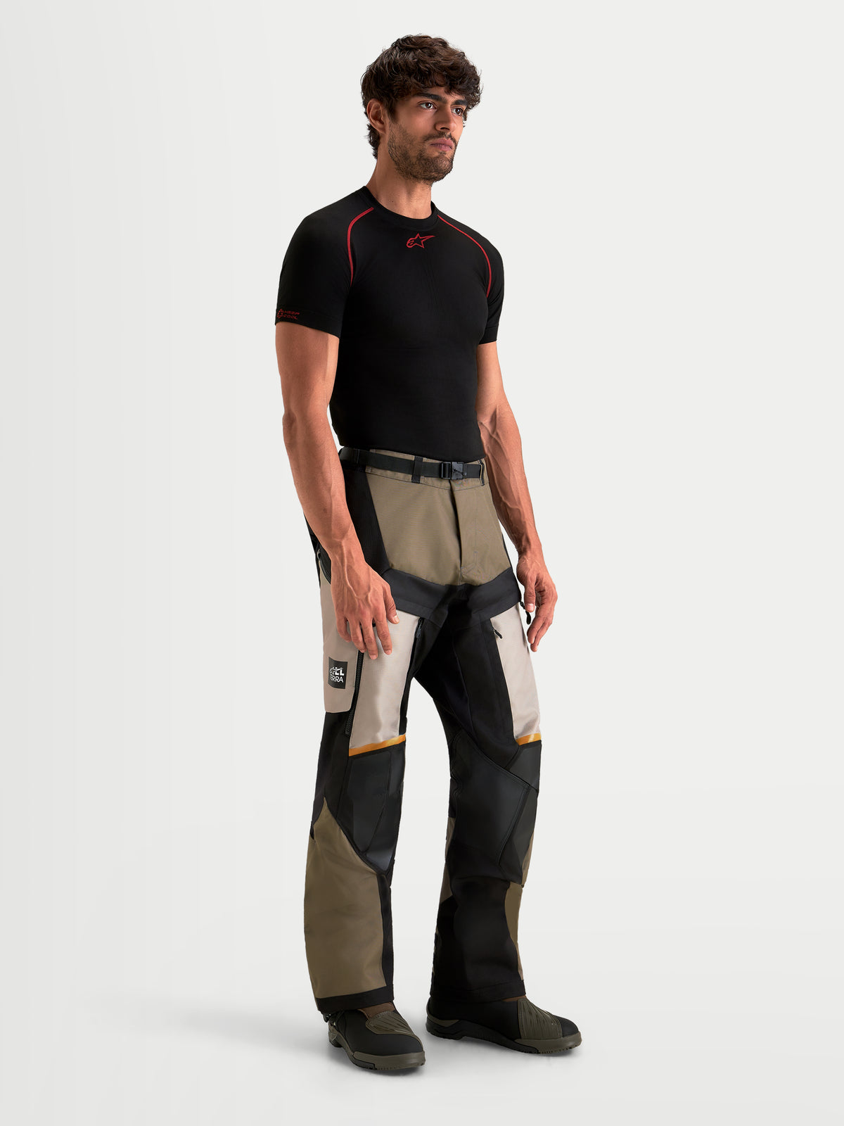 Alpinestars Harok V 2 Drystar pantalones de moto de aventura para hombre, aluminio, nogal y negro, con tejido ripstop duradero y diseño impermeable, vista en modelo