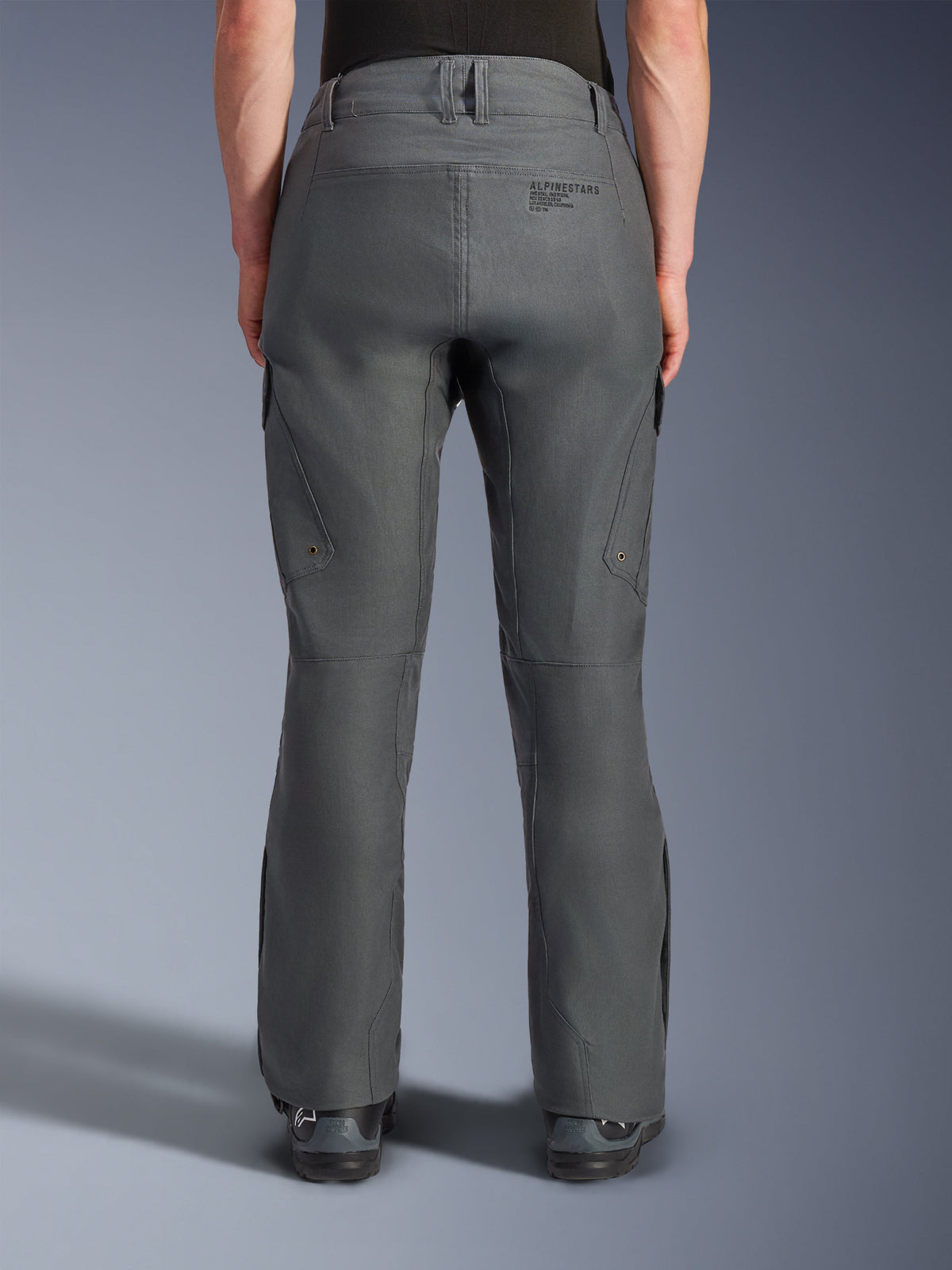 Pantalones Alpinestars Borrego Drystar®, pantalones de aventura para moto, gris antracita, vista trasera que muestra la construcción textil con apariencia de lona encerada, incluye logotipo de Alpinestars en la parte posterior, bolsillos cargo y trabillas, diseño robusto para conducción de aventura
