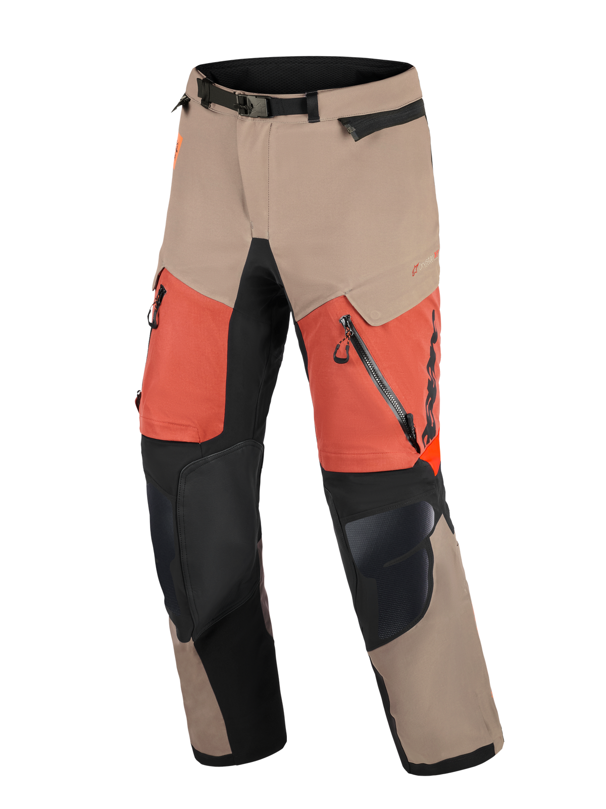 Pantalones Alpinestars Halo Pro Drystar® XF Laminated, pantalones de motociclismo de aventura, color Walnut Rust Black, con paneles en tonos canela y naranja, refuerzos negros en las rodillas, grandes ventilaciones con cremallera en los muslos y cintura ajustable con hebilla magnética