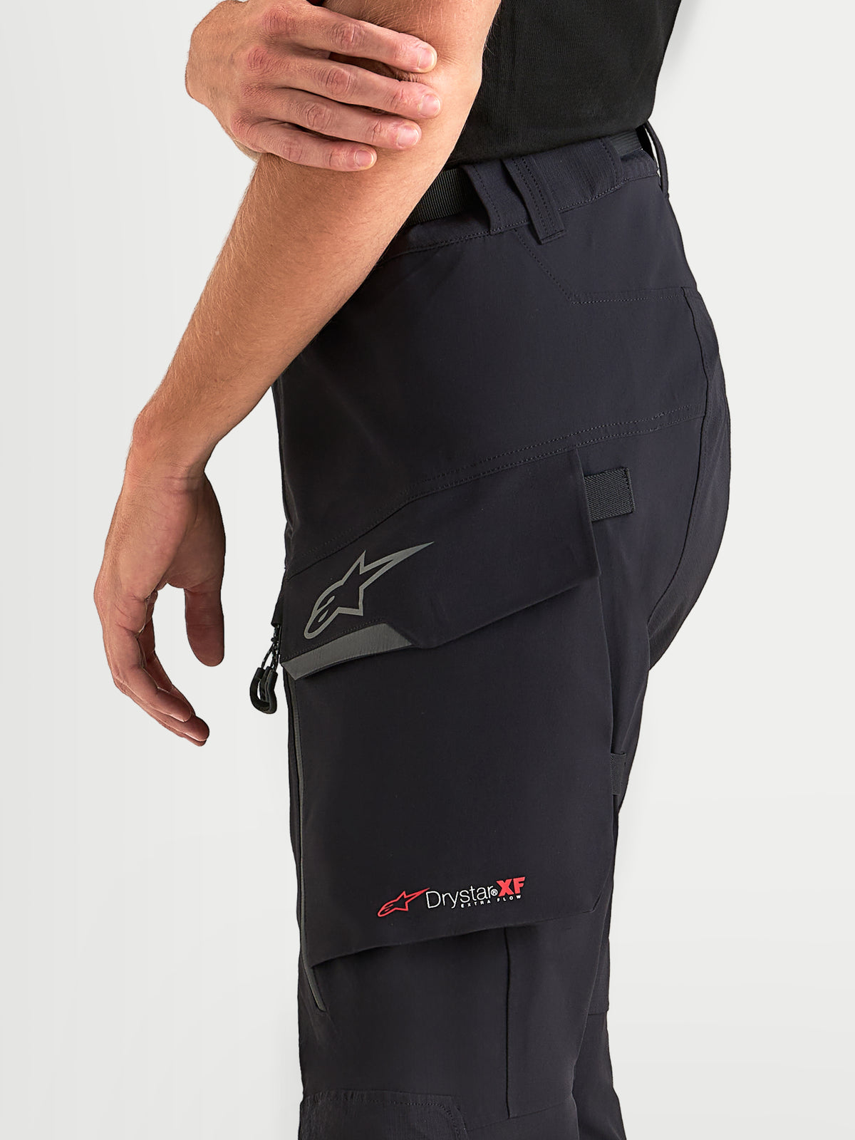 Alpinestars Maxdura Drystar XF Laminated Pantalones, pantalones de moto de aventura para hombre, negros, con bolsillo cargo y logotipo Astar reflectante, vista lateral en primer plano en modelo