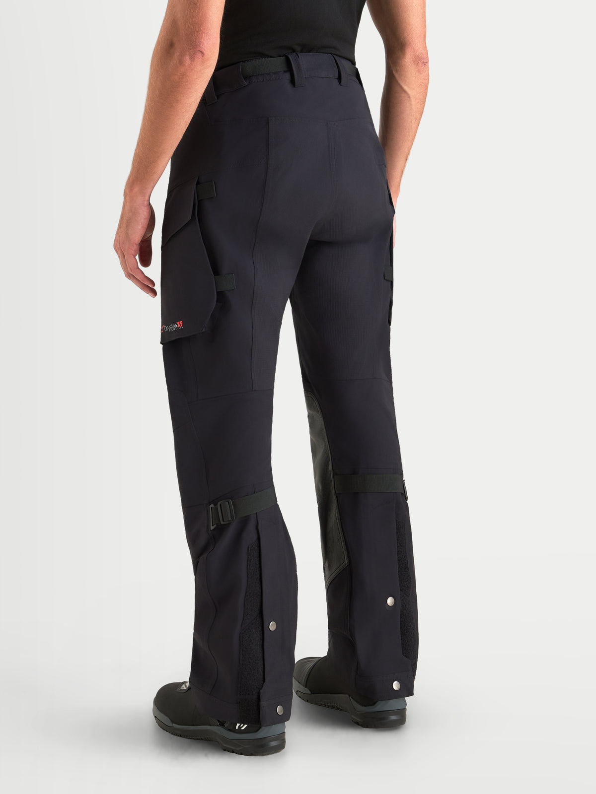 Alpinestars Maxdura Drystar XF Laminated Pantalones, pantalones de moto adventure para hombre, negros y gris oscuro, vista trasera mostrando bolsillos cargo y ajuste sobre las botas