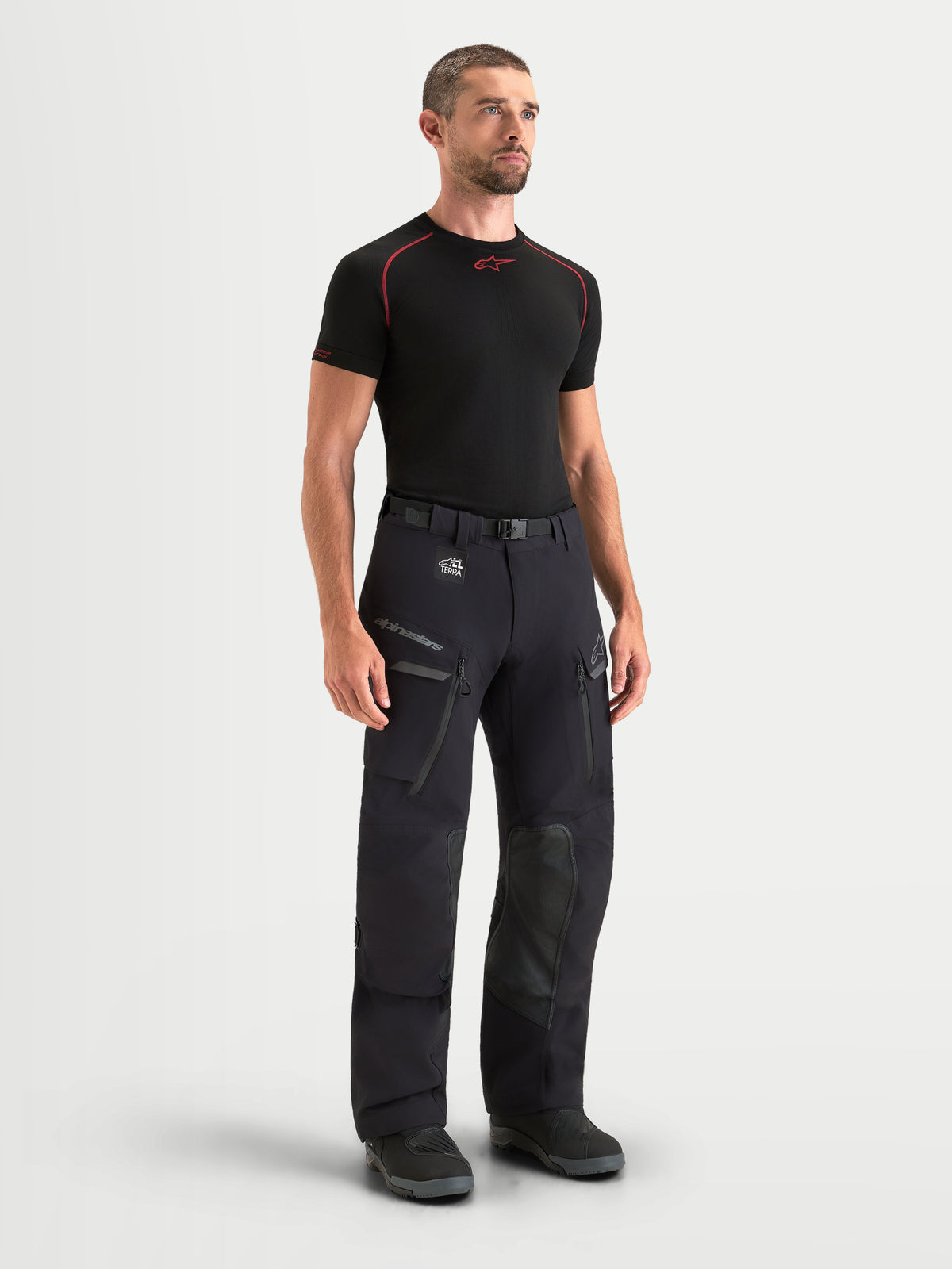 Alpinestars Maxdura Drystar XF Laminated Pantalones, pantalones de moto de aventura para hombre, negros y gris oscuro, con bolsillos cargo y construcción laminada, vista frontal en modelo