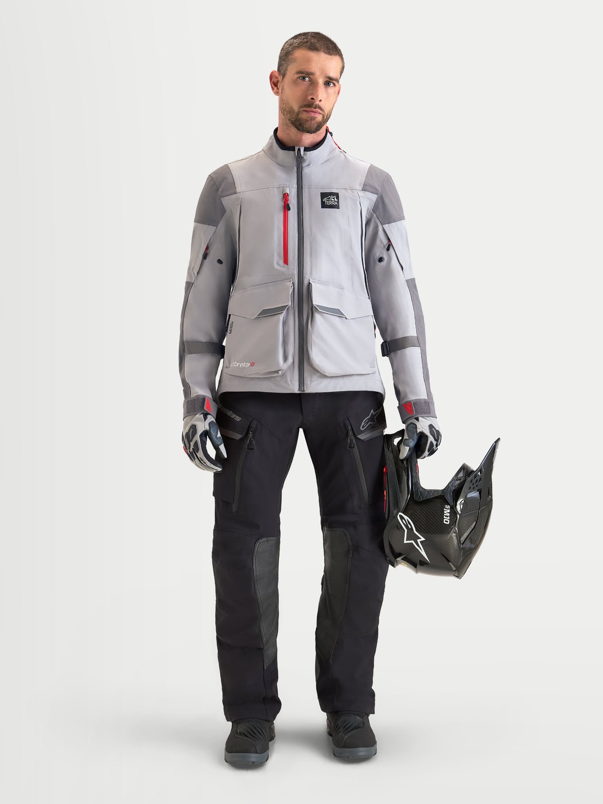Alpinestars Maxdura Drystar XF Laminated Pantalones, pantalones de moto de aventura para hombre, negros y gris oscuro, con construcción laminada de 3 capas y protección de rodillas, vista frontal en modelo