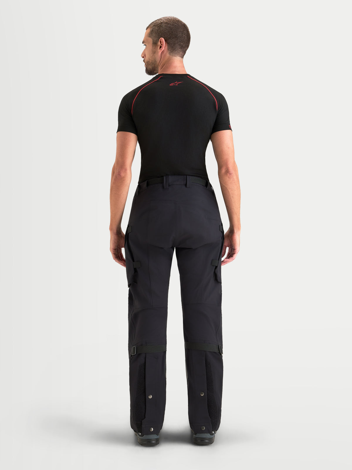 Alpinestars Maxdura Drystar XF Pantalones, pantalones de moto para aventura para hombre, negro y gris oscuro, con bolsillos cargo y parte inferior de las piernas ajustable, vista trasera en modelo