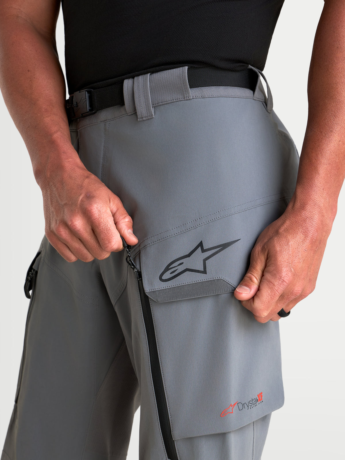 Alpinestars Maxdura Drystar XF Laminated Pantalones, pantalones de moto de aventura para hombre, gris oscuro, con bolsillo cargo en el muslo, ventilación con cremallera y detalle de marca en primer plano