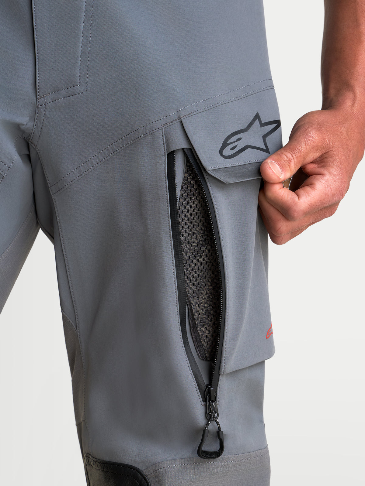 Alpinestars Maxdura Drystar XF Laminated Pantalones, pantalones de moto de aventura para hombre, en gris oscuro y negro, vista de cerca de la ventilación con cremallera en el muslo y bolsillo cargo con logotipo A-star, con certificación CE AA