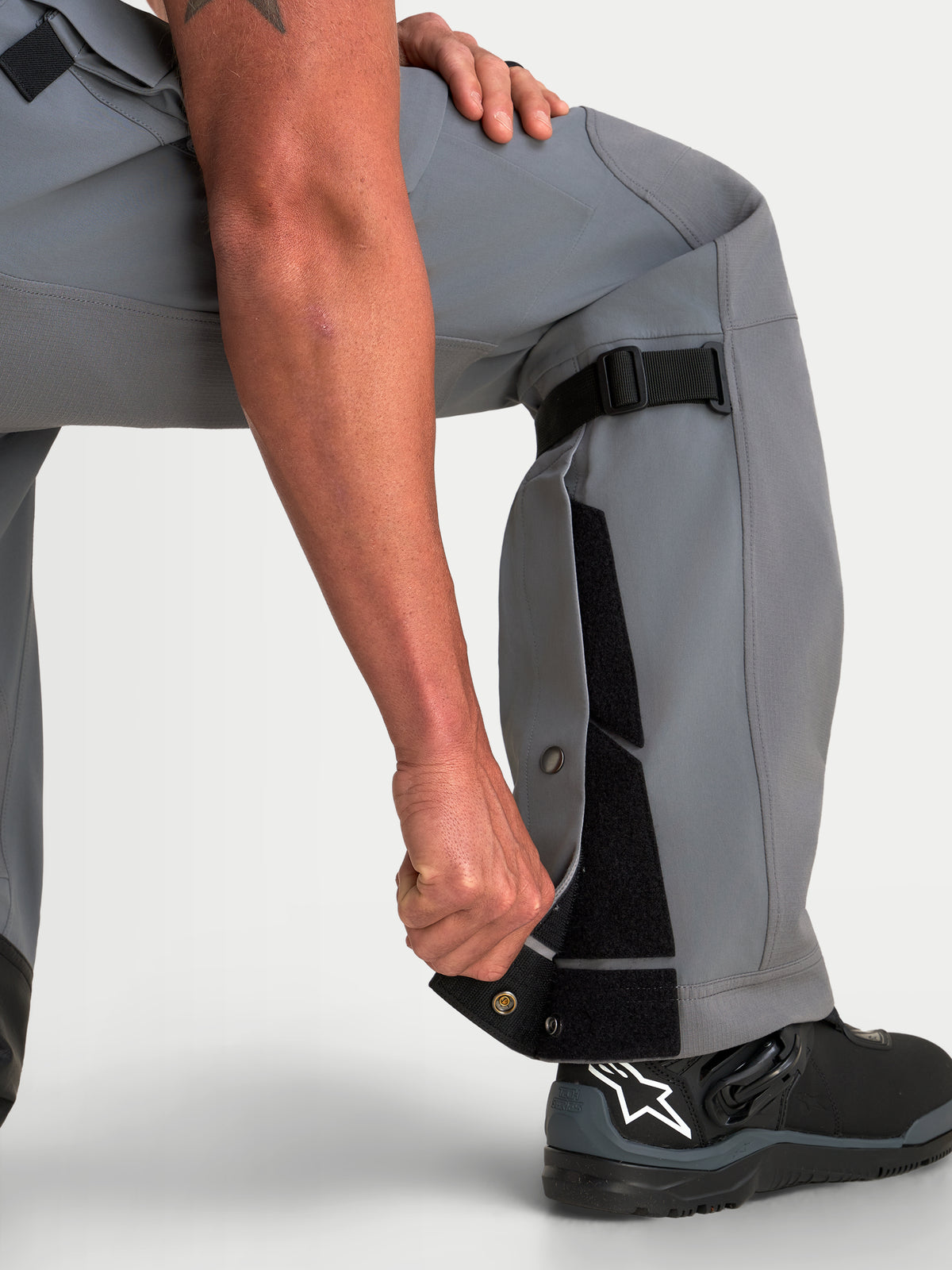 Alpinestars Maxdura Drystar XF Laminated Pantalones, pantalones de moto adventure para hombre, gris oscuro y negro, con construcción ajustable en la parte inferior de la pierna y ajuste sobre las botas de montar en primer plano