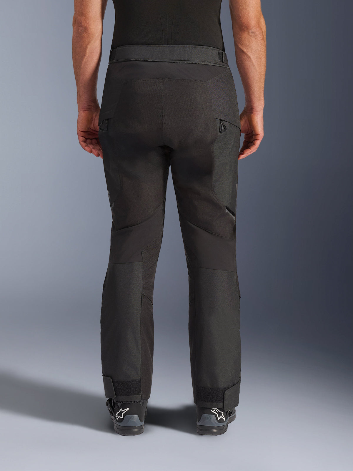 Pantalones Alpinestars Cusco Drystar®, pantalones de aventura para motocicleta, negro, vista trasera que muestra paneles articulados, ventilaciones con cremallera en los muslos y puños ajustables en los tobillos, diseñados para touring y conducción off-road