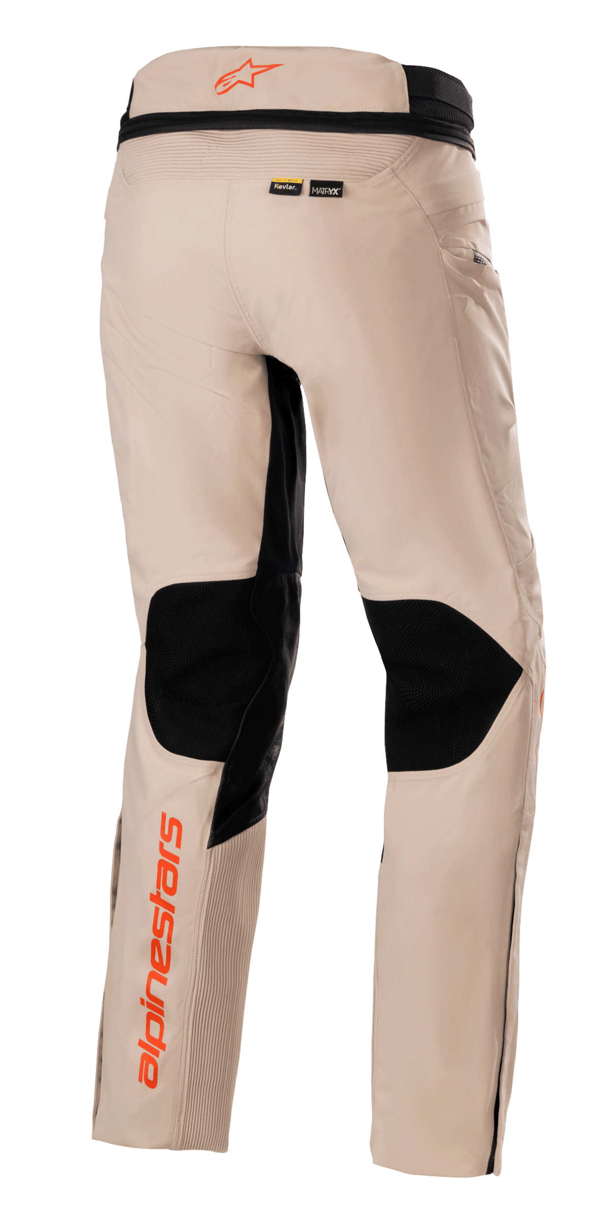 Pantalones Alpinestars AMT-10R Drystar® XF, pantalones de turismo de aventura, marrón claro, vista trasera con grandes paneles de malla negra en la parte posterior de las rodillas, logotipos naranjas de Alpinestars en la cintura y la parte inferior de la pierna, y marcas de los materiales Kevlar y MATRYX.