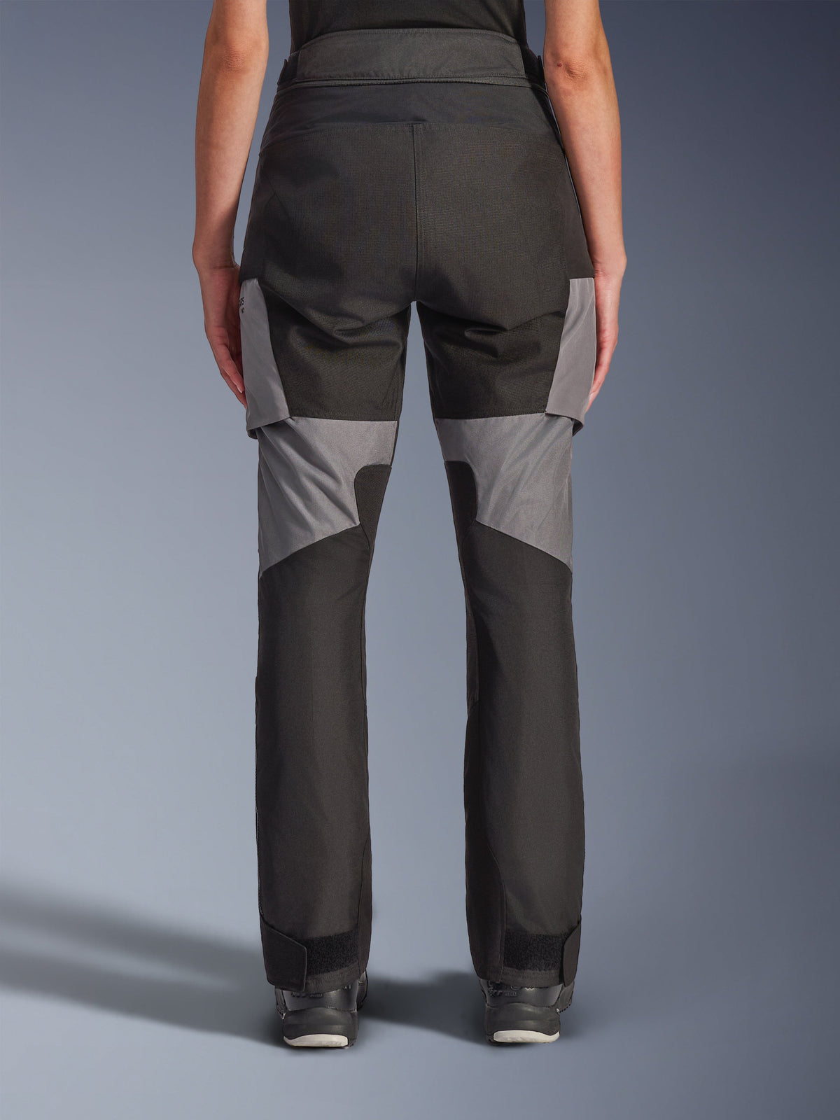 Pantalones Alpinestars Stella Andes V4 Drystar®, pantalones de moto para mujer, negro y gris oscuro, vista trasera con construcción textil duradera, paneles grises en los muslos y la parte inferior de las piernas, diseñados para conducción de aventura y carretera