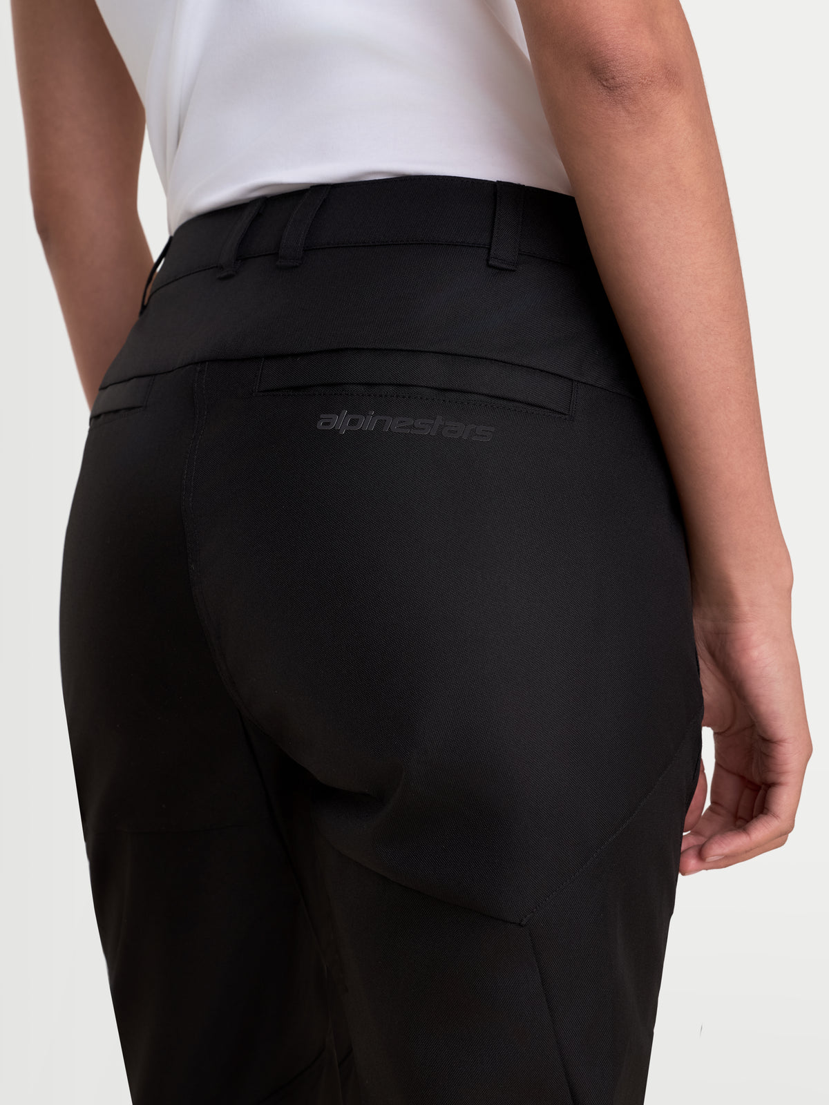 Alpinestars Stella C-1 Waterproof Pantalones, pantalones de moto urbanos para mujer, negros, vista trasera en primer plano con trabillas para cinturón, bolsillos traseros con construcción superpuesta y logotipo tonal de Alpinestars