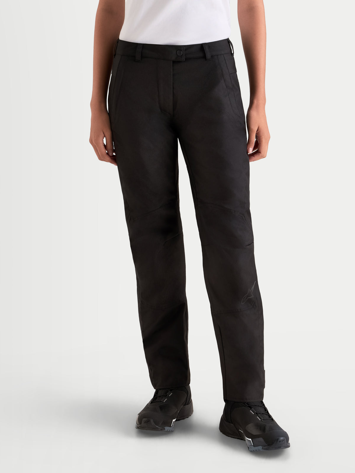 Alpinestars Stella C-1 Waterproof Pantalones, pantalones de moto urbanos para mujer, negros, de construcción textil impermeable y recta, vista frontal en modelo