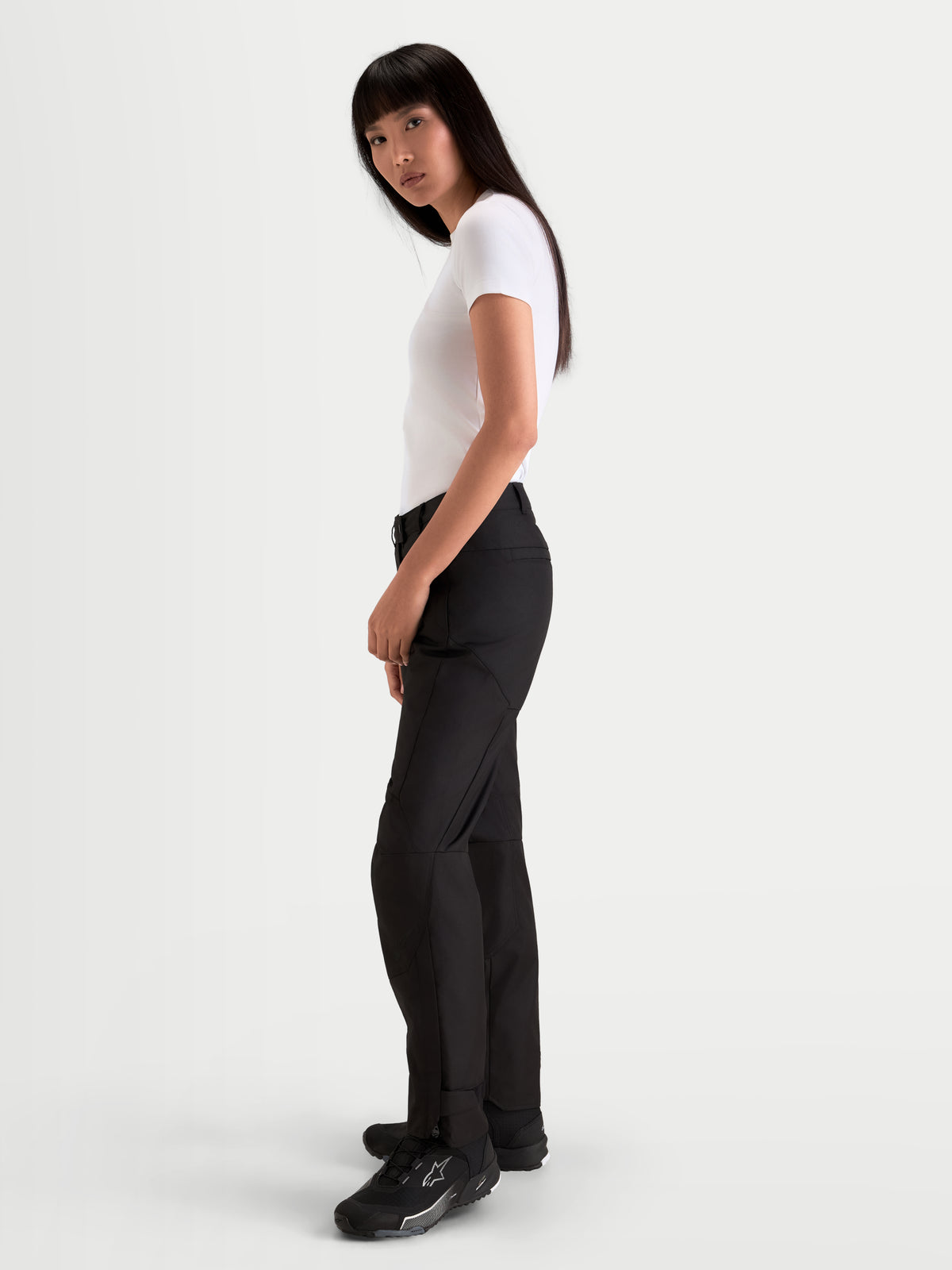 Alpinestars Stella C-1 Waterproof Pantalones, pantalones de moto urbanos para mujer, negros, vista de perfil lateral en modelo
