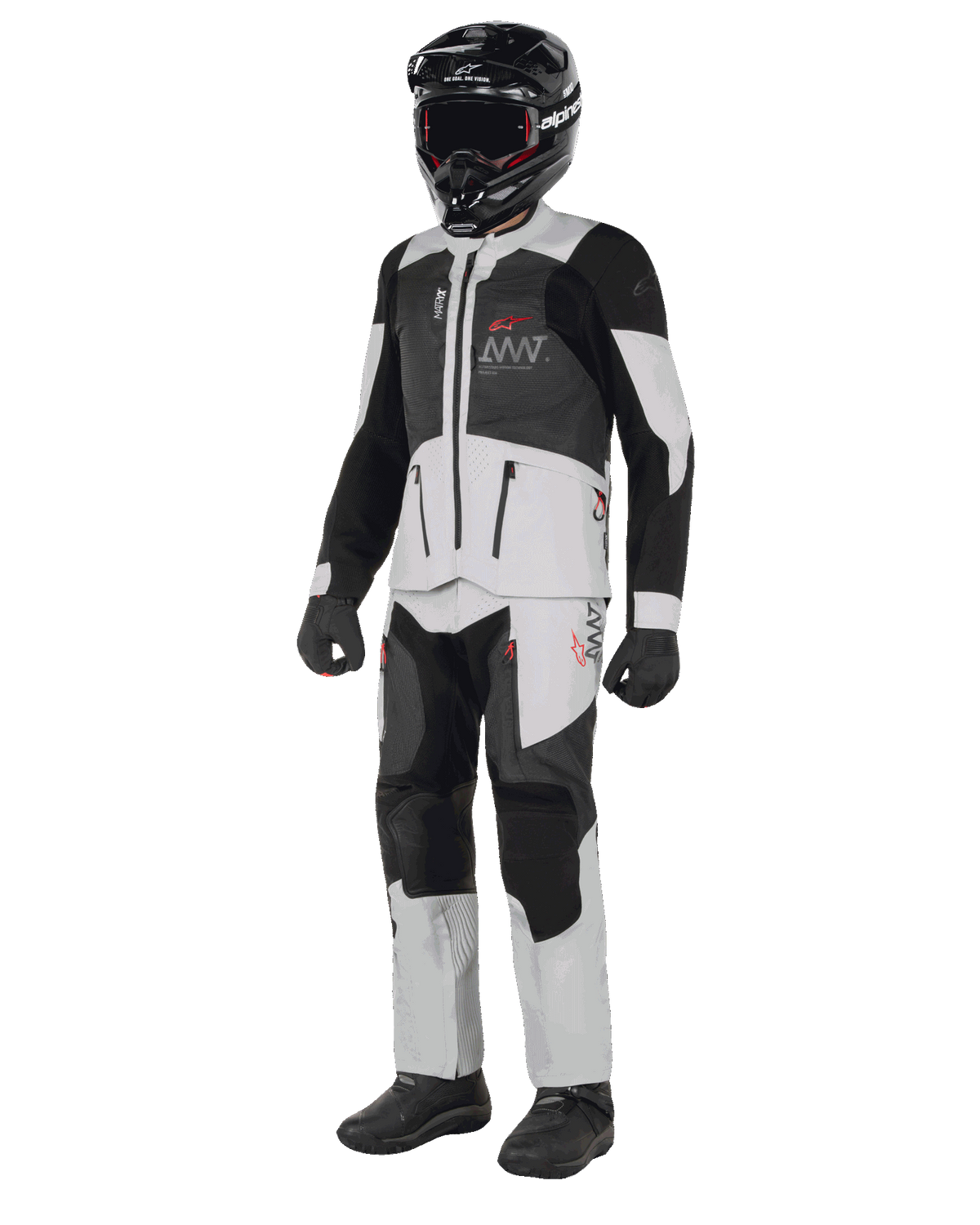 Chaqueta Alpinestars AMT-7 Air, blanco y Dark Shadow, chaqueta de moto de aventura con paneles de ventilación MATRYX, combinada con pantalones a juego, casco negro y guantes, vista de cuerpo completo de equipamiento profesional para motoristas.