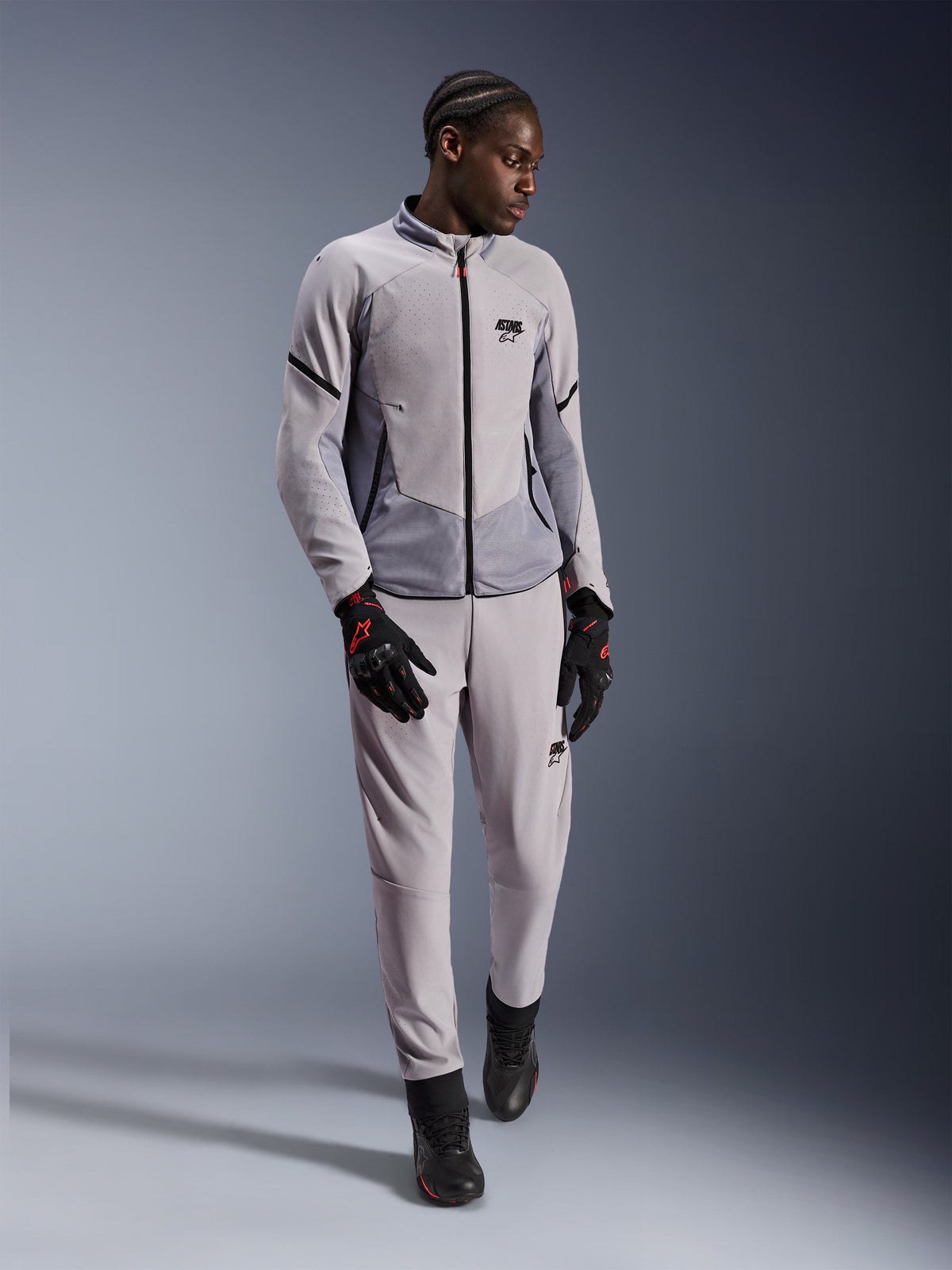 Chaqueta Alpinestars Aeroshell Airflow, Mid Gray Anthracite, chaqueta textil para moto con perforaciones láser y paneles de malla, combinada con pantalones a juego y accesorios de conducción negros, diseño ligero y deportivo para un rendimiento óptimo en climas cálidos