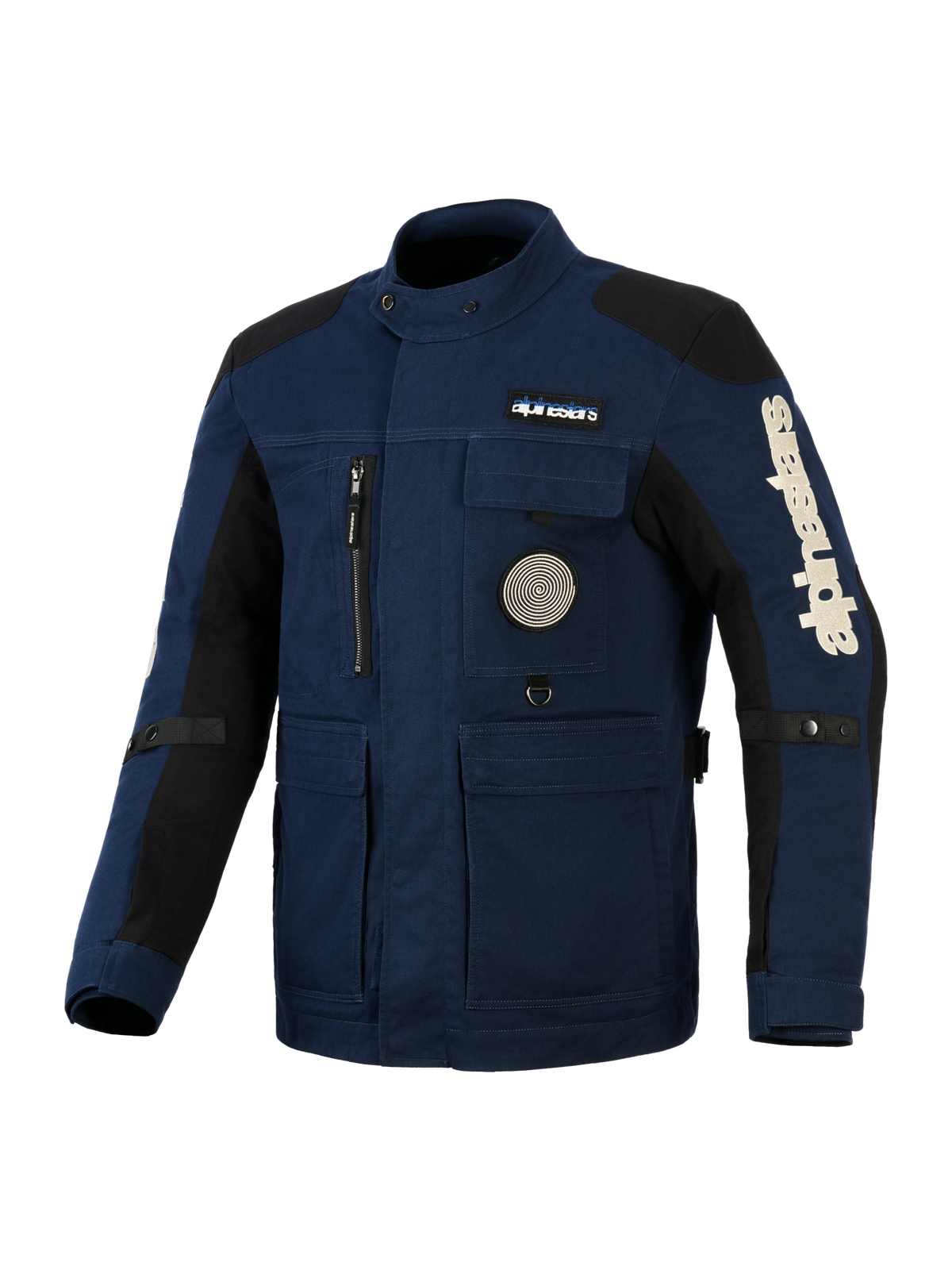 Chaqueta Alpinestars Dice, chaqueta de moto de estilo urbano tipo field, azul oscuro con paneles negros en hombros y brazos, con múltiples bolsillos utilitarios, bolsillo vertical con cremallera en el pecho y un gráfico circular en espiral, logotipo grande de Alpinestars en blanco en la manga, construcción textil duradera repelente al agua