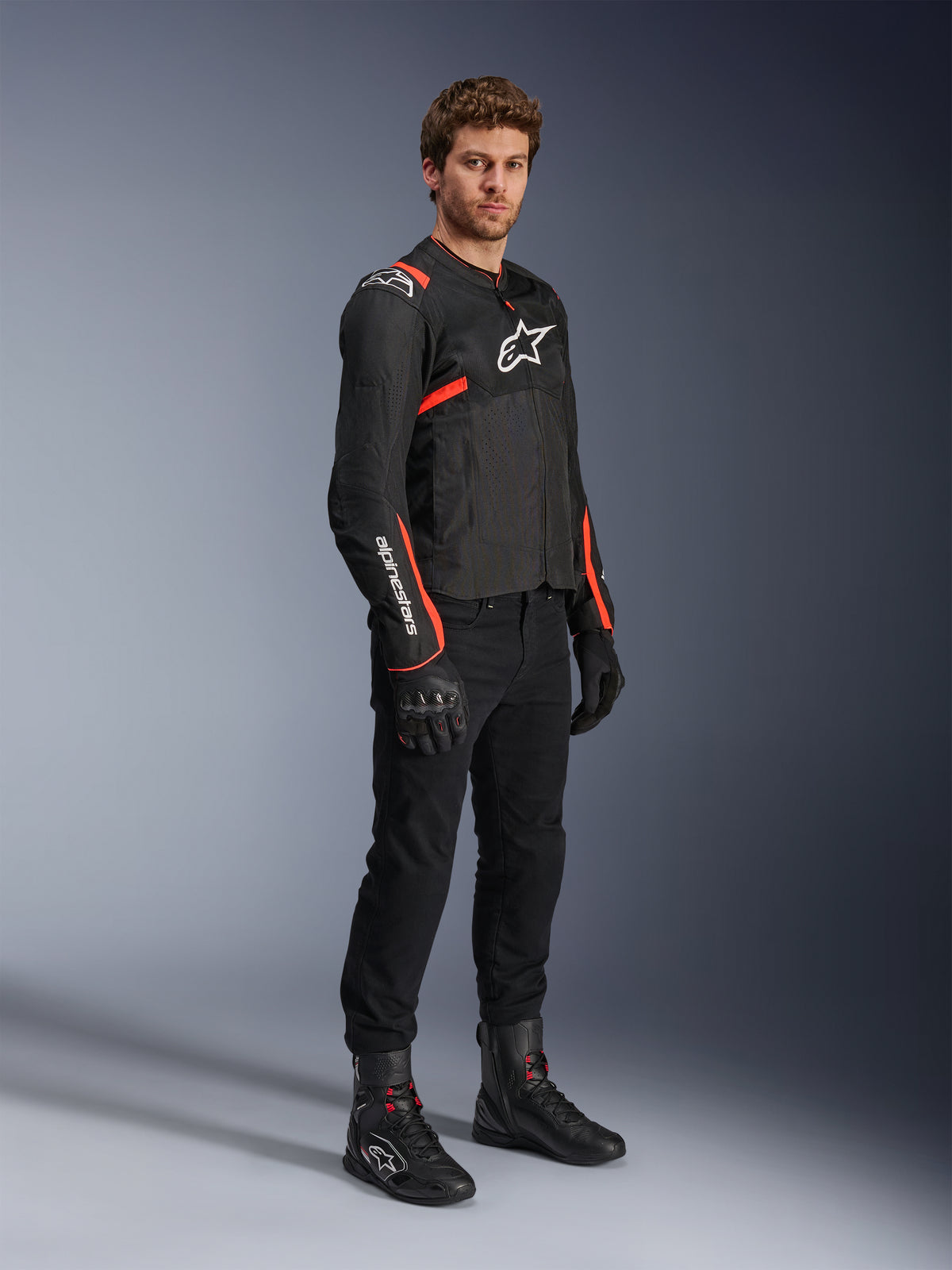 Chaqueta Alpinestars T-SPS Air V2, chaqueta de moto textil para hombre, negra y roja flúor con paneles de malla ventilada.