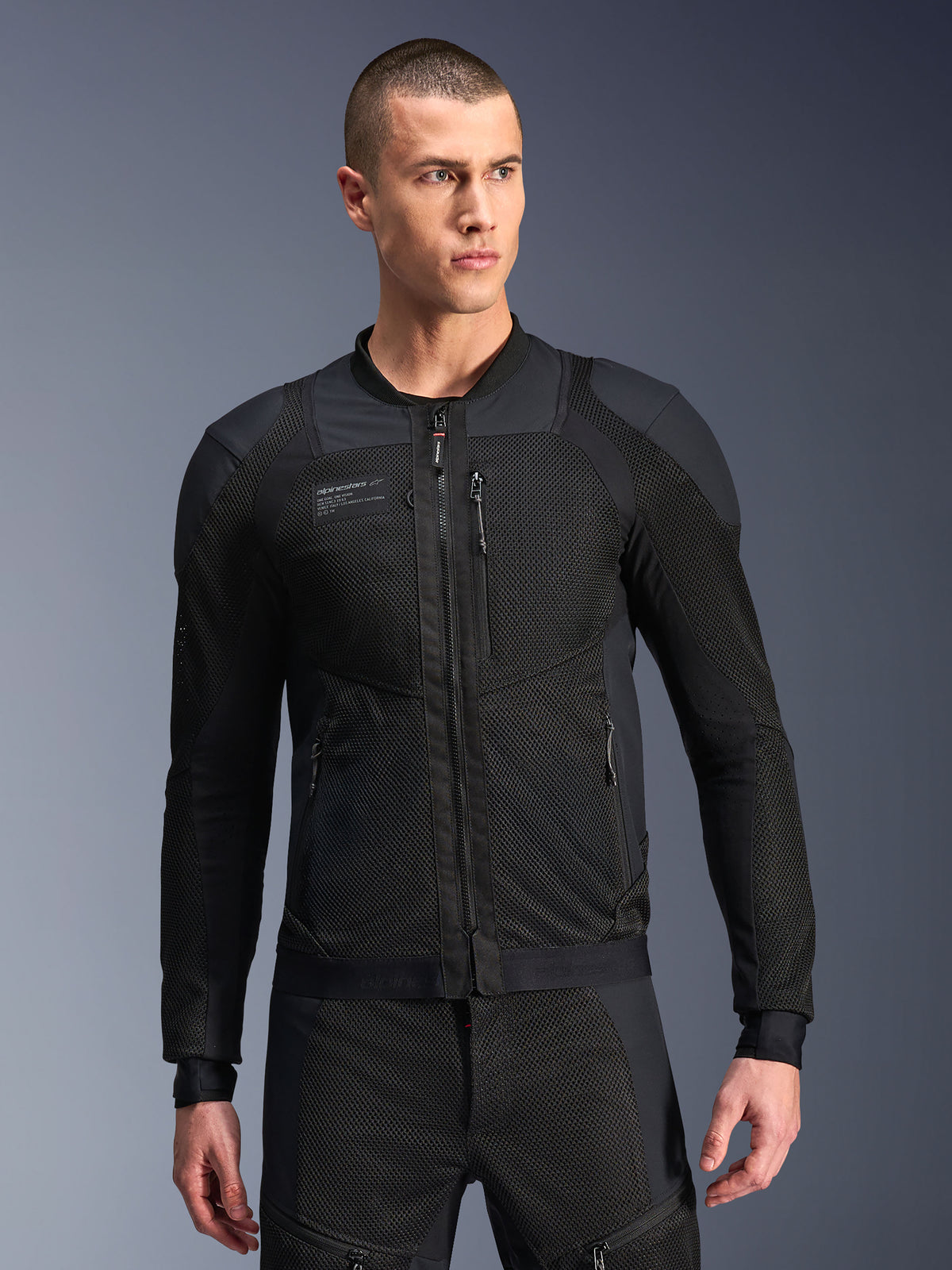 Alpinestars Troop-Air Pro Jacket, chaqueta de malla para moto en color negro, modelo masculino con chaqueta de aire blindada con estructura de malla técnica 2D, cremallera frontal y bolsillos con cremallera, equipamiento técnico de alto rendimiento