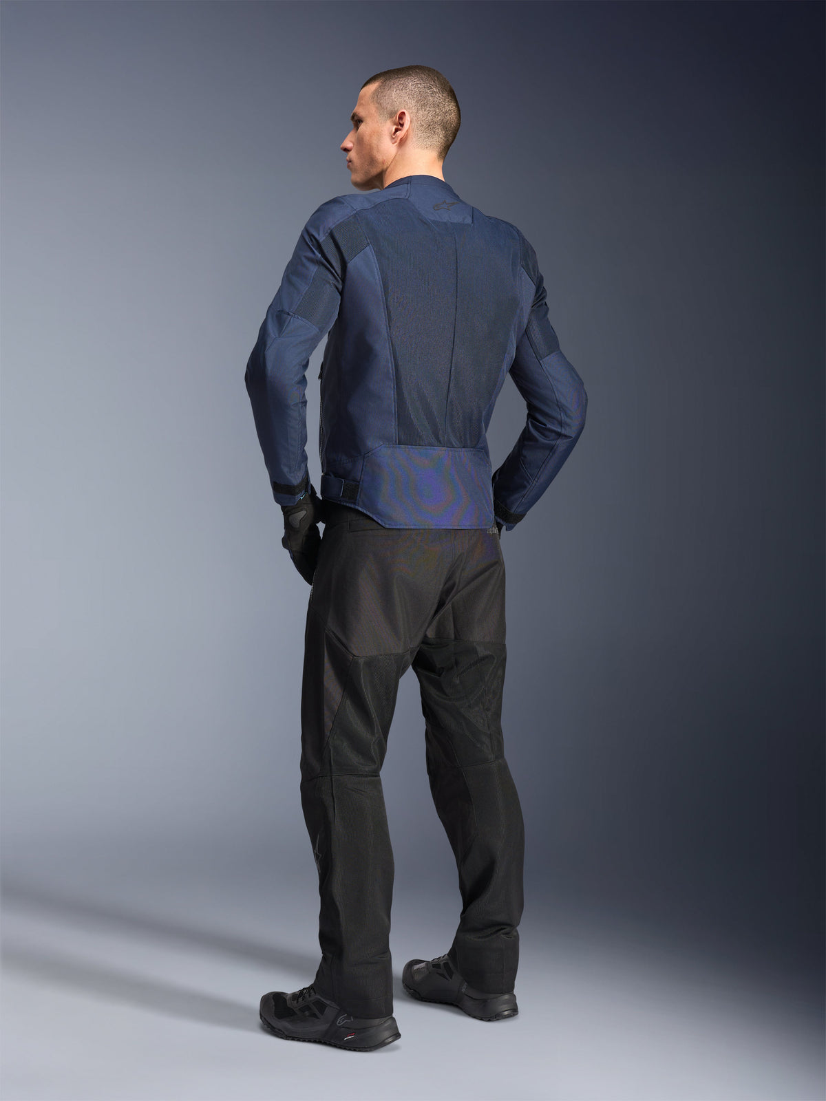 Alpinestars C-1 Air, chaqueta de moto urbana para hombre, azul, paneles de malla y detalles reflectantes, vista trasera.