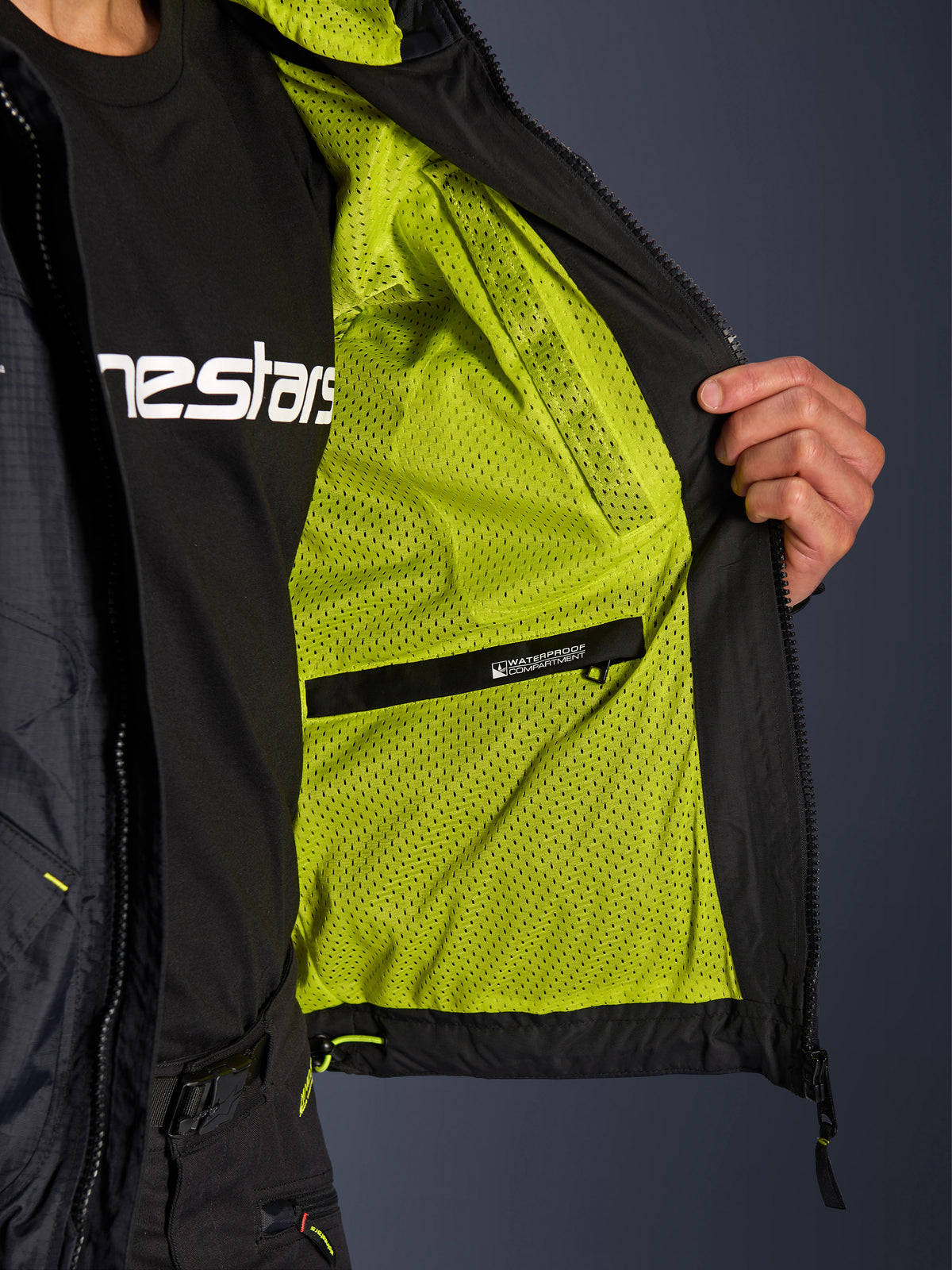 Alpinestars Mogress Air, chaqueta de moto urbana para hombre, negra con forro de malla lime punch y bolsillo impermeable.