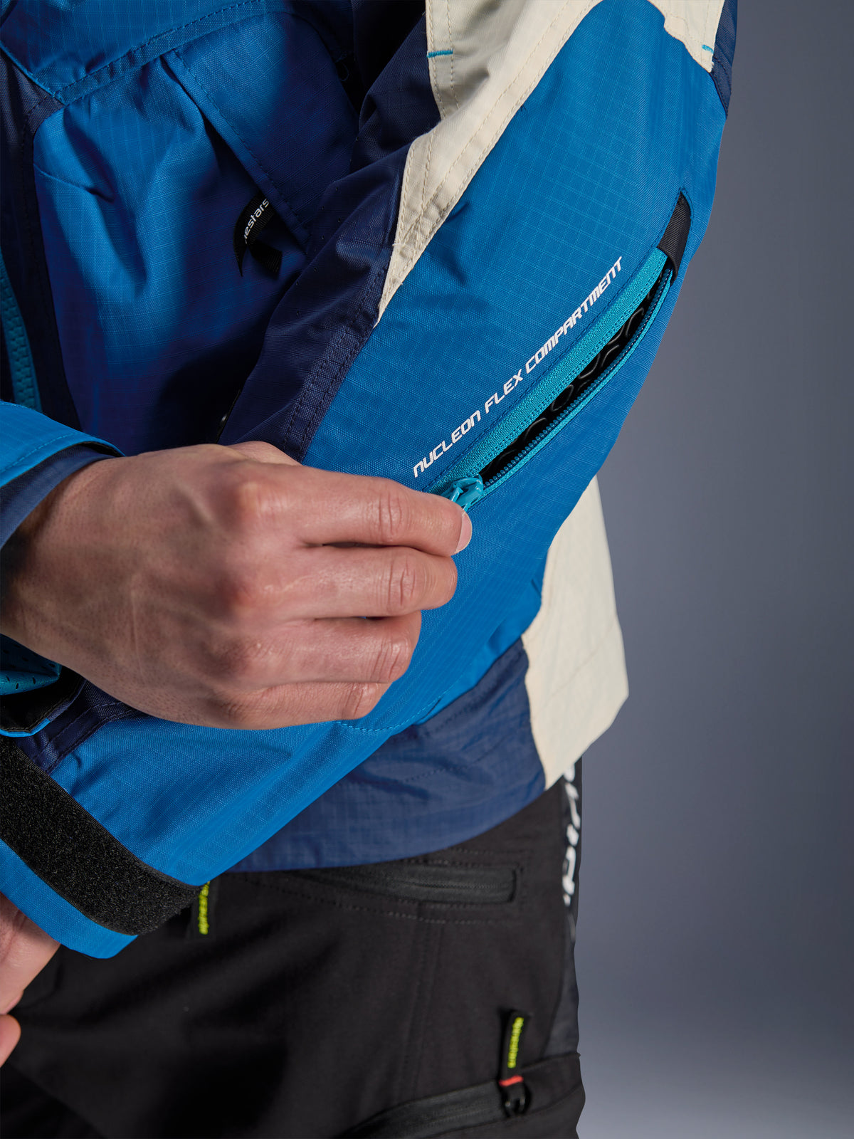Alpinestars Mogress Air, chaqueta de moto urbana de hombre, azul y almendra, manga con cremallera para protector Nucleon Flex.