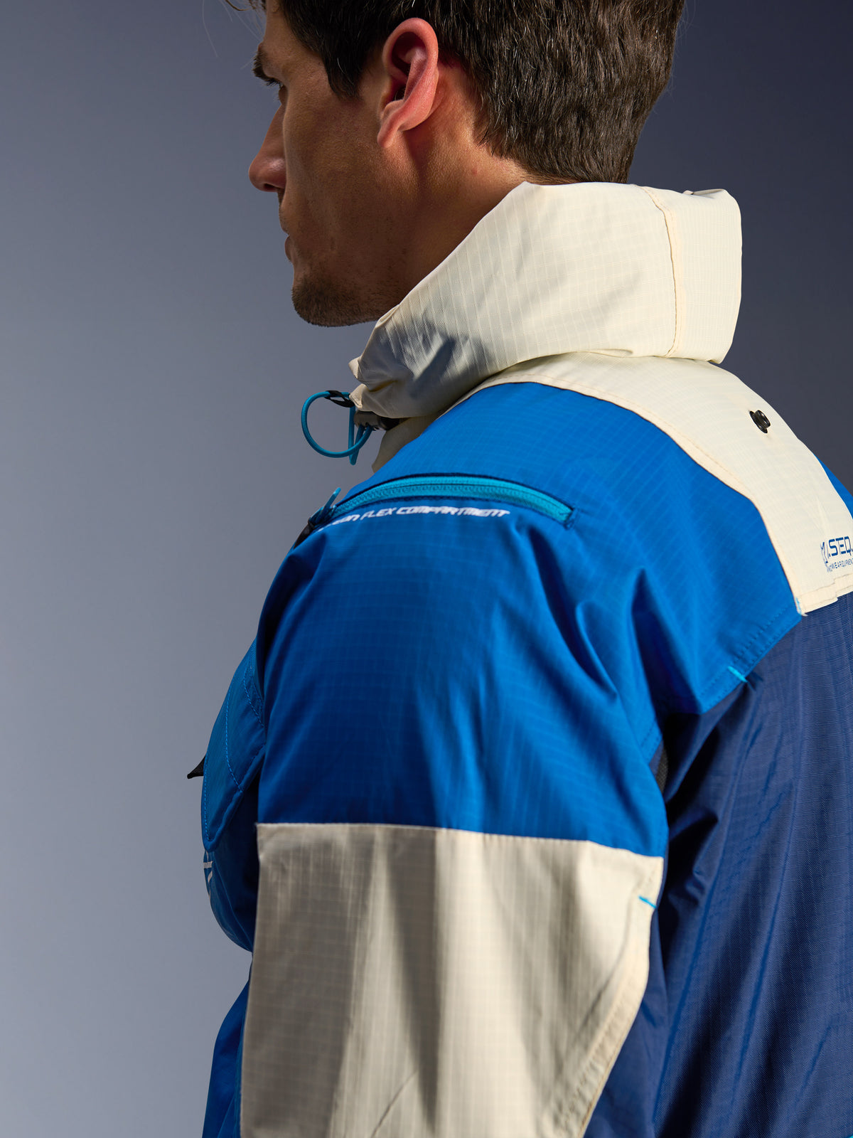 Alpinestars Mogress Air, chaqueta de moto urbana para hombre, azul y crema, ripstop reciclado, cuello alto y capucha.