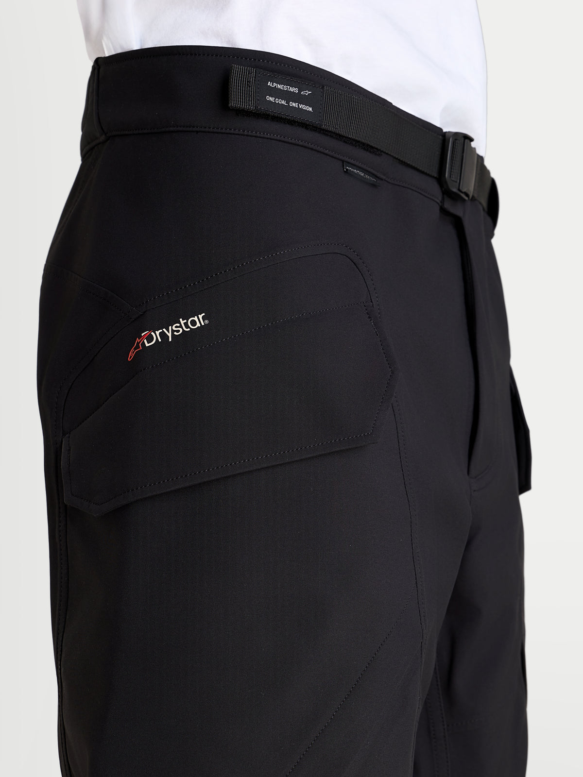 Alpinestars Juggernaut V 2 Drystar Pantalones, pantalones de moto urbanos impermeables para hombre, negros, con bolsillo cargo lateral y cinturón ajustable en primer plano