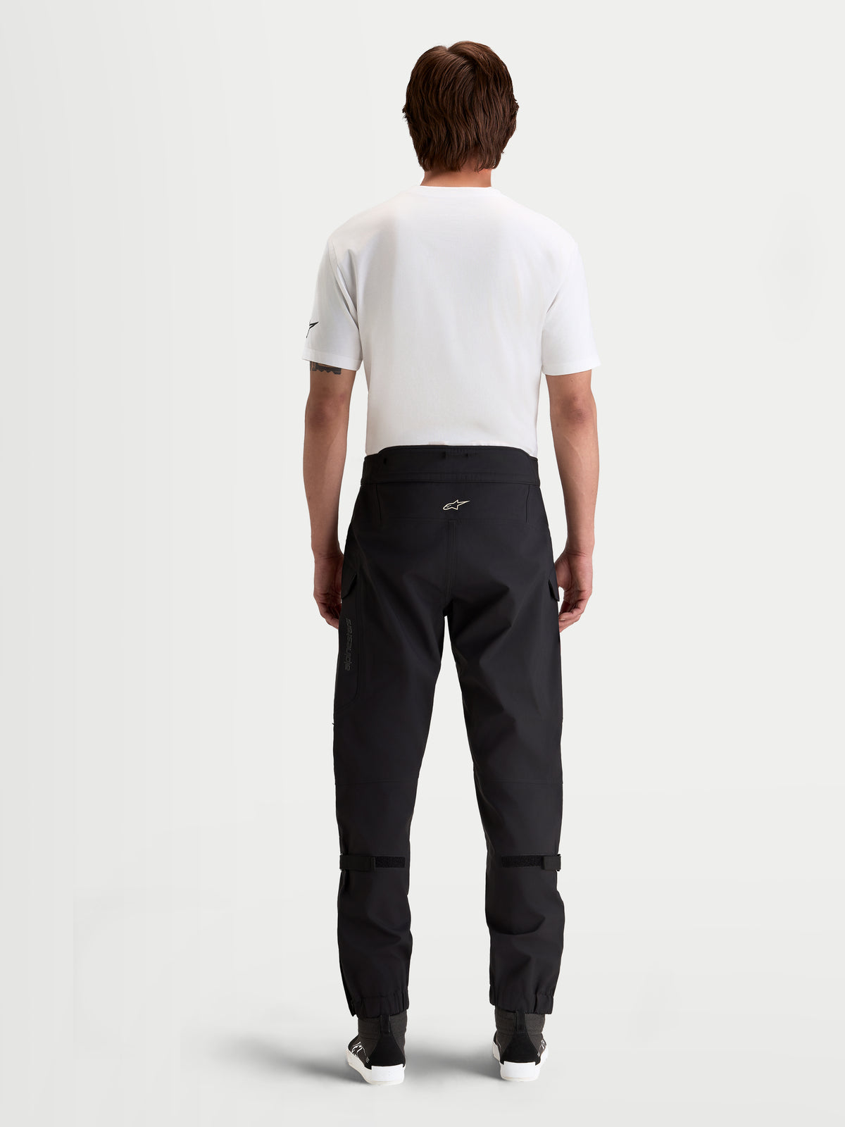 Alpinestars Juggernaut V2 Drystar Pantalones, pantalones de moto urbanos impermeables para hombre, negros, vista trasera que muestra la cintura alta y la construcción textil técnica en modelo
