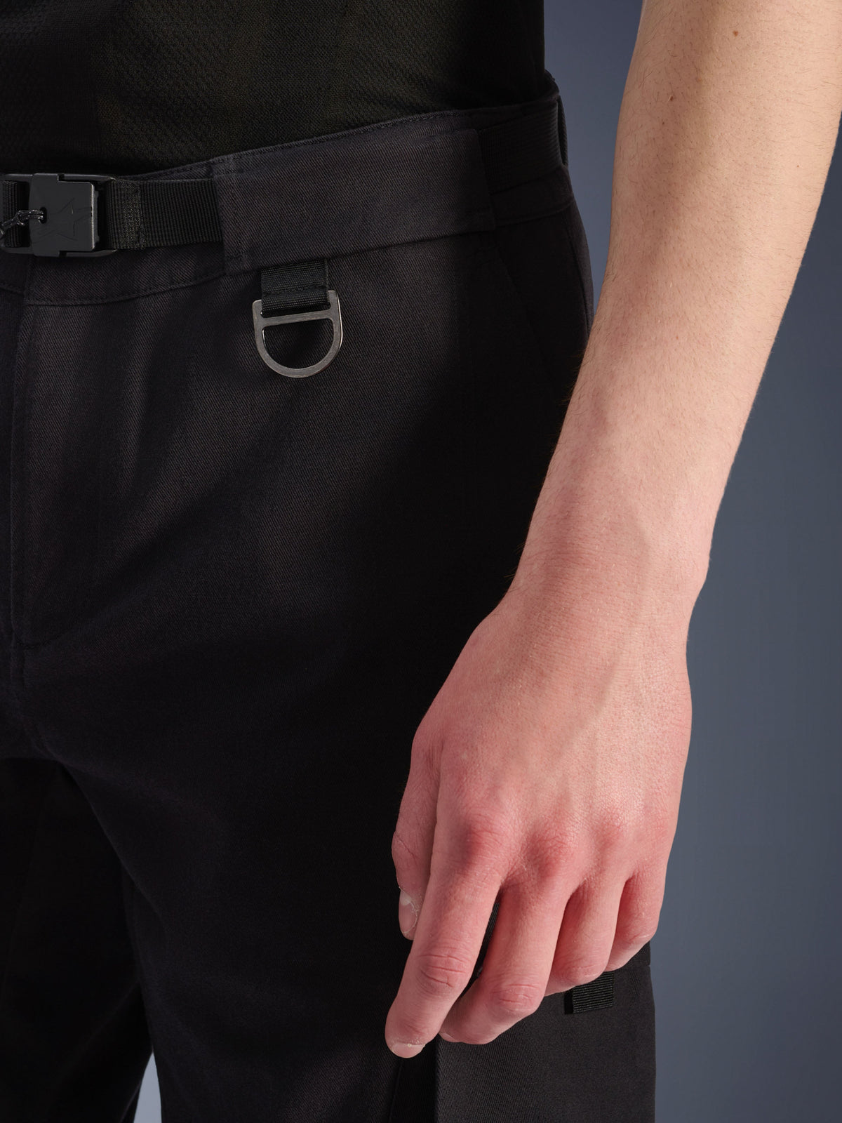 Pantalones Cargo Alpinestars Flex-AST - Cortos, negros, primer plano de la zona de la cintura que muestra el cinturón integrado con hebilla, detalle de anillo en D metálico y construcción de tejido técnico duradero
