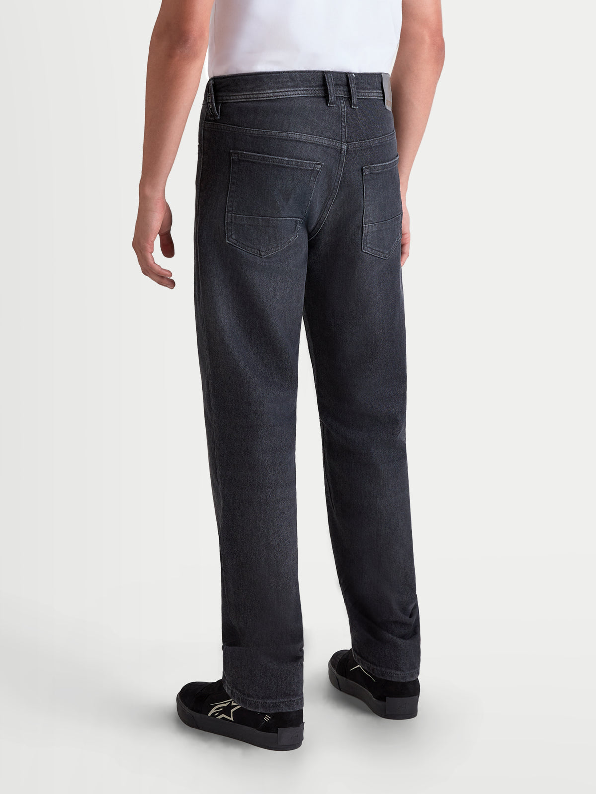 Alpinestars Flex-AST 8 Denim Pants Short, pantalones de moto urbanos para hombre en negro desgastado, vista trasera que muestra la construcción de denim técnico de una sola capa y diseño de cinco bolsillos en un modelo