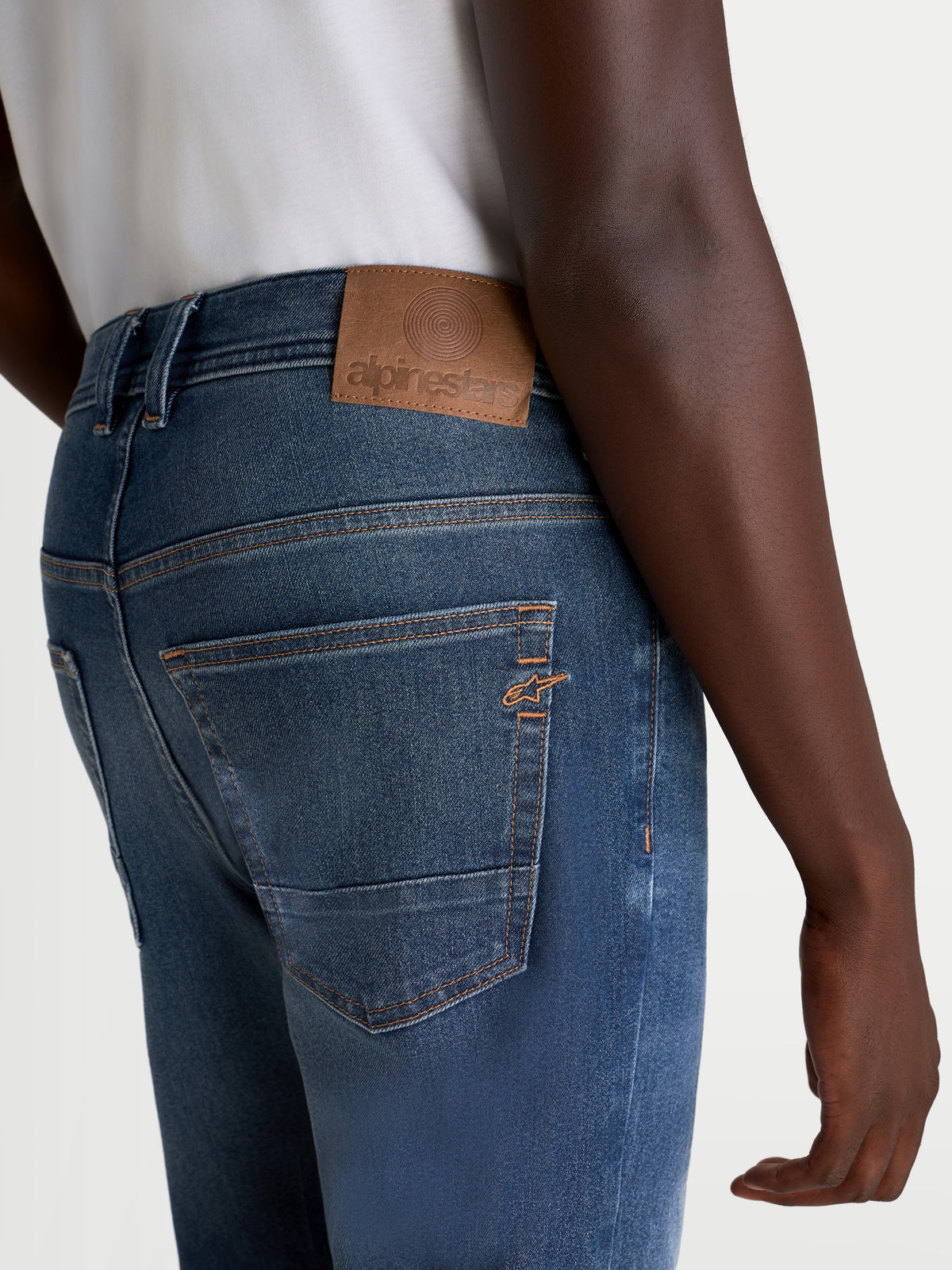 Alpinestars Flex Ast 8 Denim Pantalones, pantalones vaqueros de moto urbanos para hombre, azul medio, vista trasera con parche trasero de cuero, costuras en contraste y logotipo Astar bordado en el bolsillo en modelo