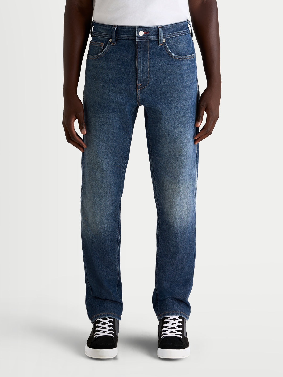 Alpinestars Flex-AST 8 Denim Pantalones, pantalones de moto urbanos para hombre en azul medio, vista frontal en modelo con zapatillas casuales, denim monocapa certificado CE con características protectoras