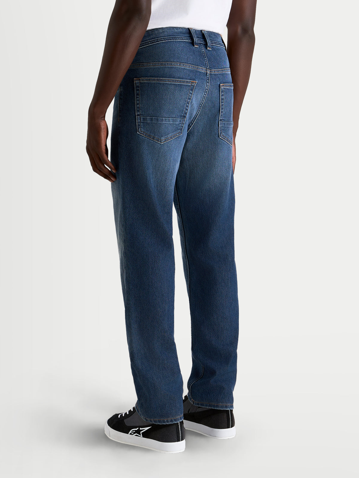 Alpinestars Flex Ast 8 Denim Pantalones, pantalones de moto urbanos para hombre en azul medio, vista trasera con diseño de mezclilla monocapa y ajuste recto regular en modelo