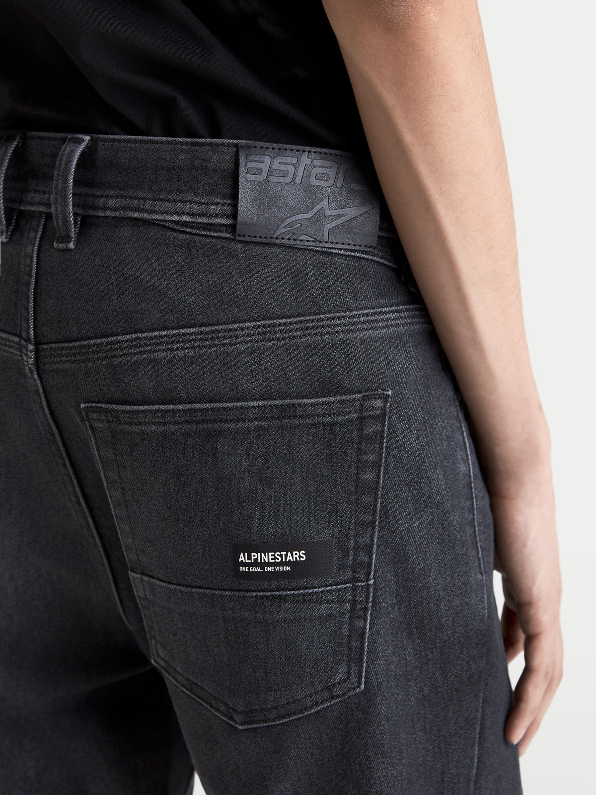 Alpinestars Flex Ast 7 Denim Pantalones, pantalones de moto urbanos para hombre, negro desgastado, vista en primer plano del bolsillo trasero, parche trasero de cuero y detalle de marca Alpinestars
