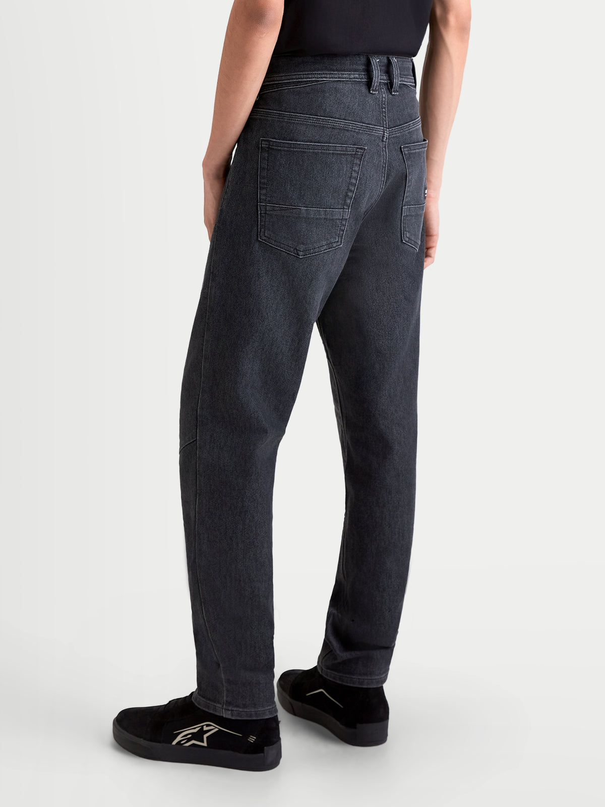 Alpinestars Flex Ast 7 Denim Pantalones Short, pantalones de moto urbanos para hombre, color negro lavado, construcción de denim técnico de una sola capa y diseño de cinco bolsillos, vista trasera en modelo