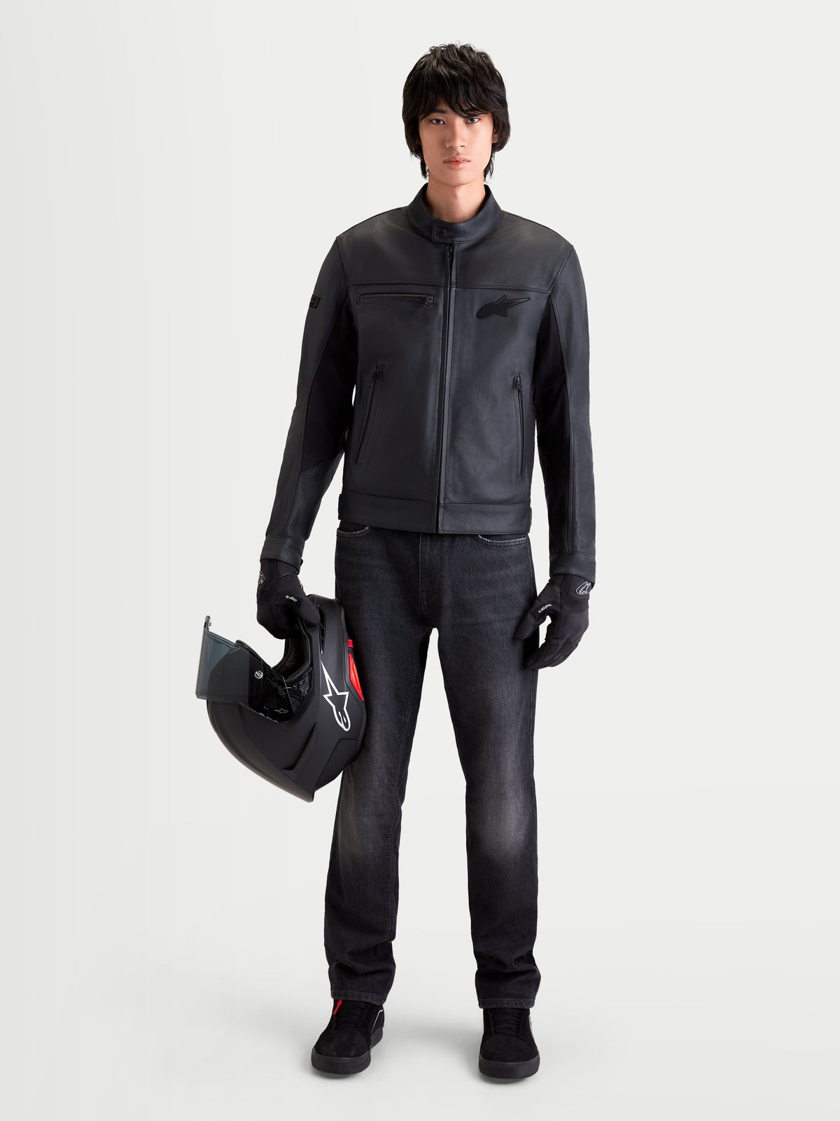 Alpinestars Flex-AST 7 Denim Pantalones, pantalones vaqueros de moto urbanos para hombre en negro desgastados, modelo sujetando un casco